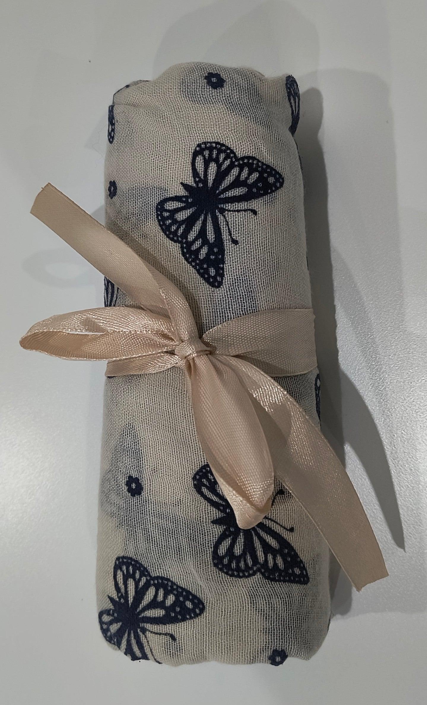 Fular de color con Mariposas disponible en varios colores: Elegancia y Estilo para Cada Ocasión. - tenemosturegalo.es
