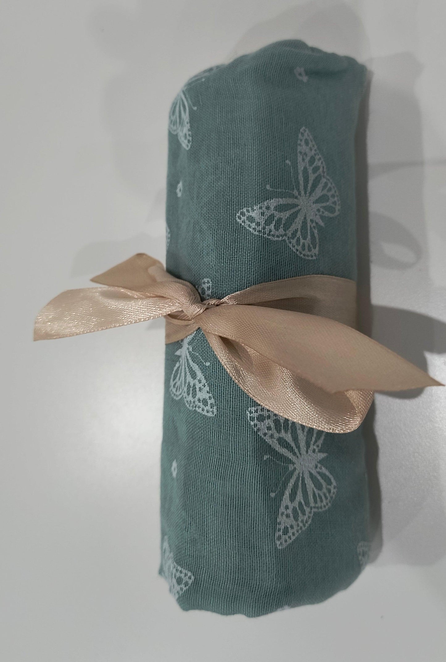 Fular de color con Mariposas disponible en varios colores: Elegancia y Estilo para Cada Ocasión. - tenemosturegalo.es