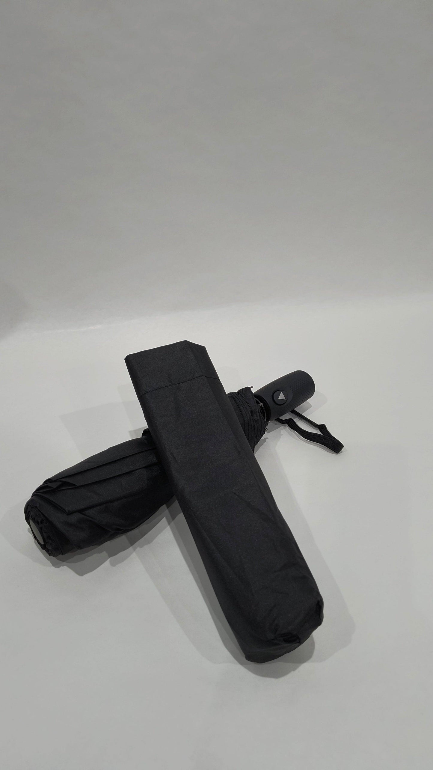 Paraguas Plegable Negro con Funda – Elegancia y Comodidad para Todo Clima - tenemosturegalo.es