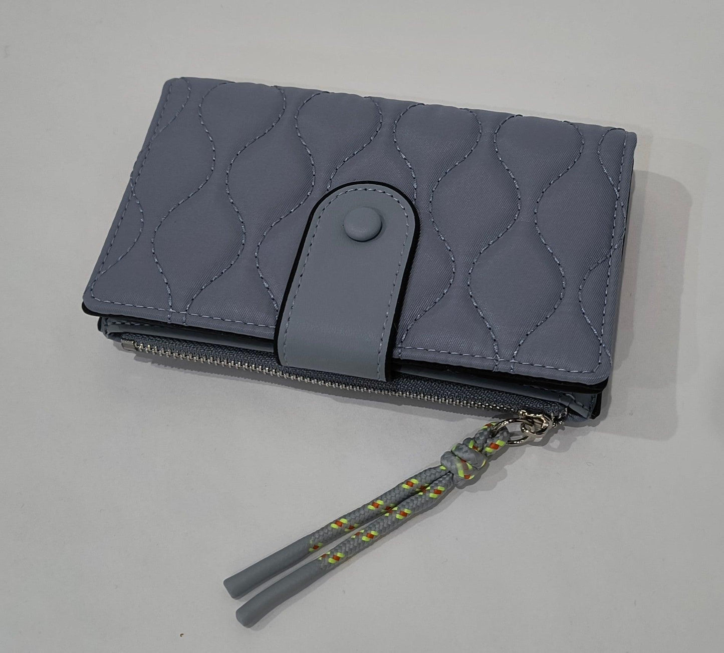 Monedero Cartera 15,5*10*2 disponible Verde y Azul con Textura Acolchada – Estilo, Comodidad y Alta Funcionalidad - tenemosturegalo.es