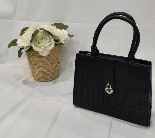 Bolso Ancho 25cm Alto 20cm Profundo 8cm disponible en color Negro y Blanco con Opción a Bandolera – Elegancia y Versatilidad en un Solo Accesorio - tenemosturegalo.es