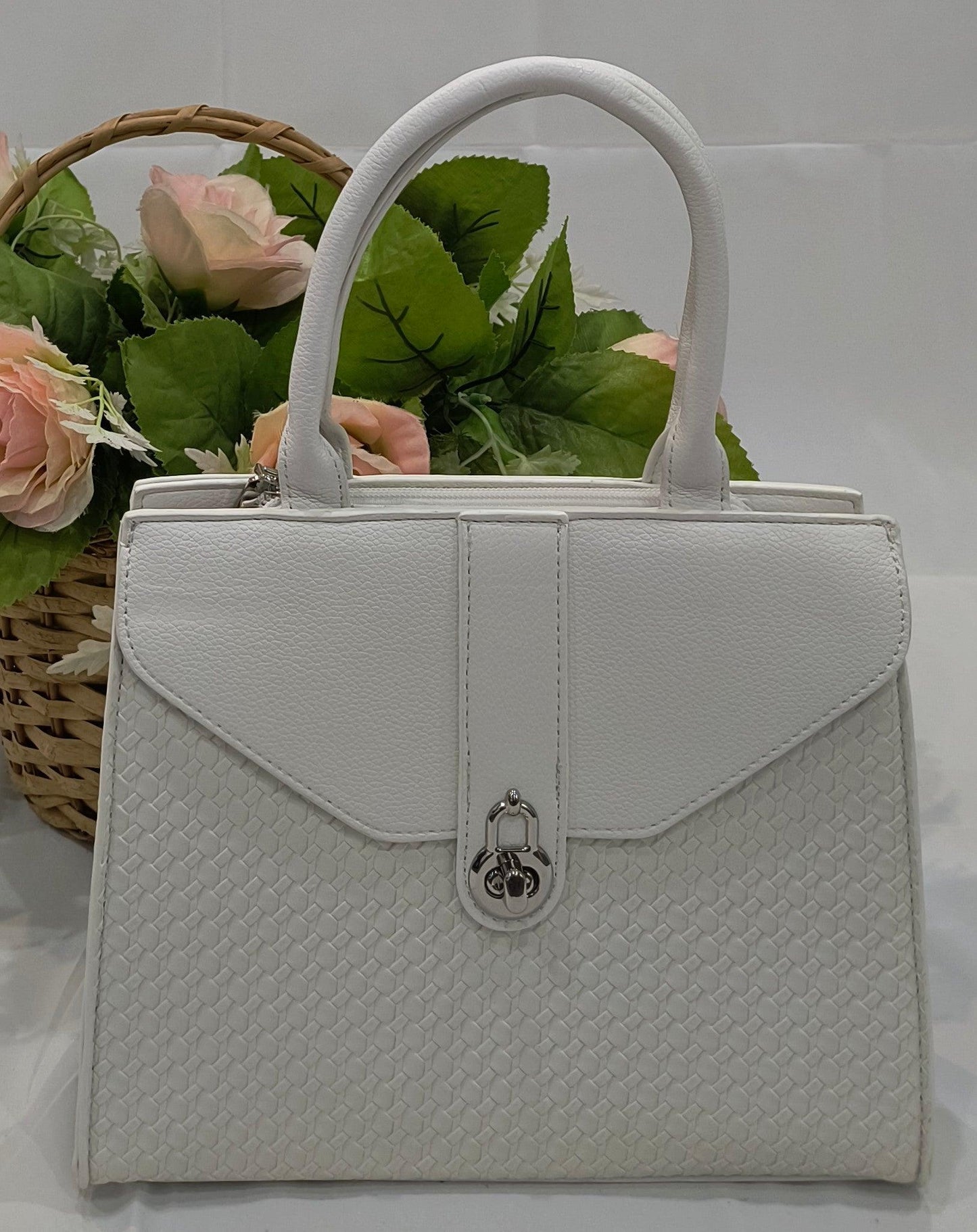 Bolso Ancho 25cm Alto 20cm Profundo 8cm disponible en color Negro y Blanco con Opción a Bandolera – Elegancia y Versatilidad en un Solo Accesorio - tenemosturegalo.es
