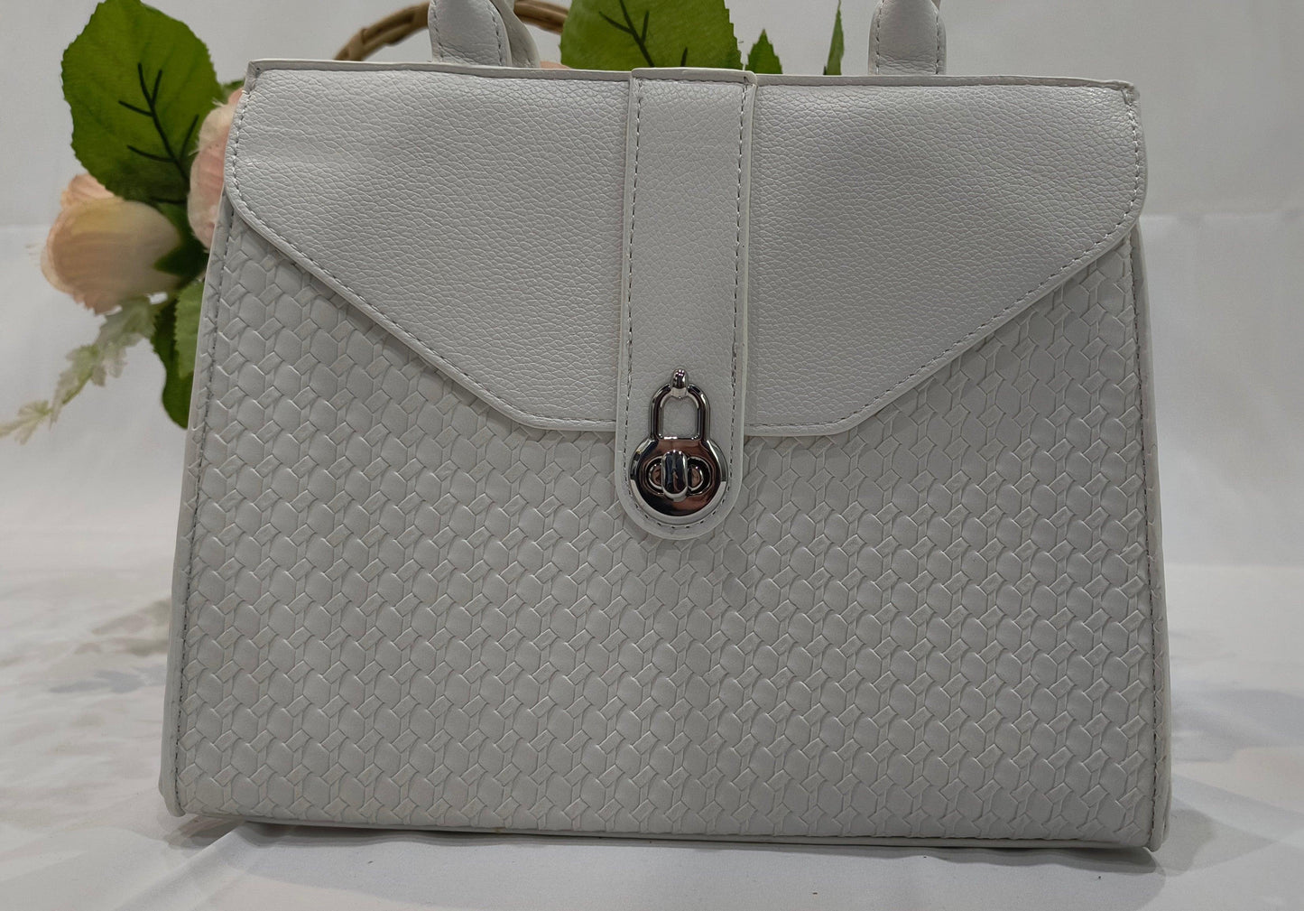 Bolso Ancho 25cm Alto 20cm Profundo 8cm disponible en color Negro y Blanco con Opción a Bandolera – Elegancia y Versatilidad en un Solo Accesorio - tenemosturegalo.es