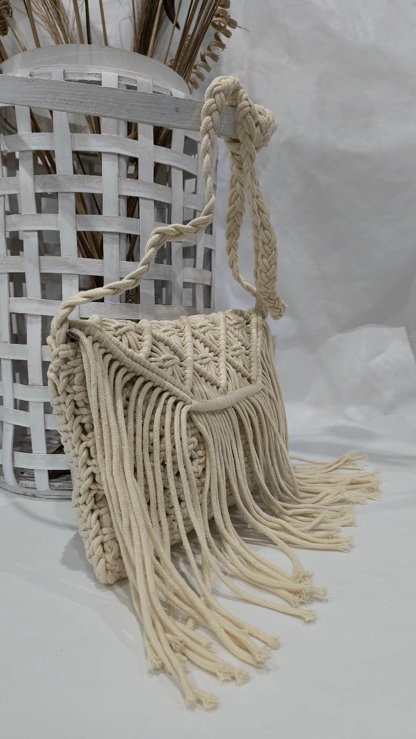 Bolso Bandolera 28*20 disponible en color Taupe y Beige con Solapa y Flecos – Estilo Natural y Sofisticado - tenemosturegalo.es