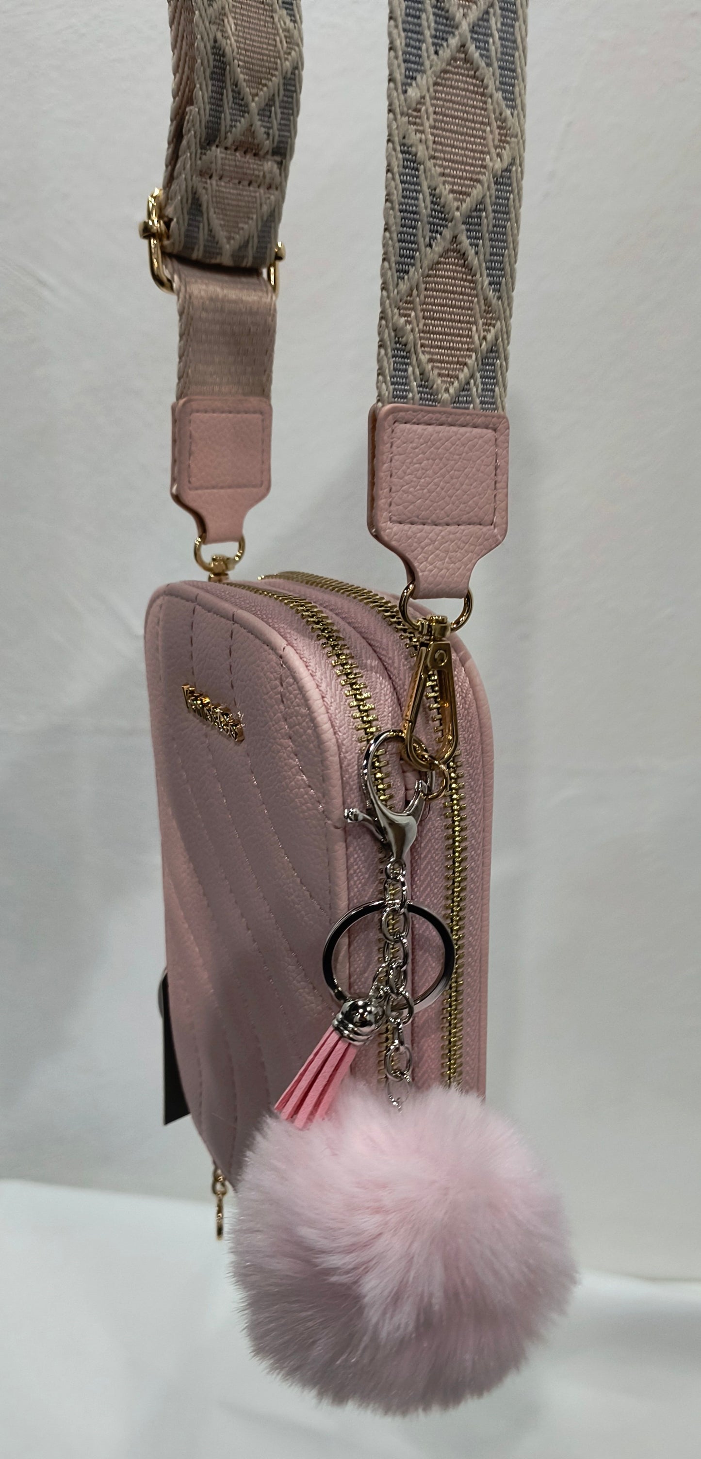 Llavero Plata con Pompón y Flecos de Piel Sintética en Color Rosa – Elegancia y Estilo en un Solo Accesorio - tenemosturegalo.es