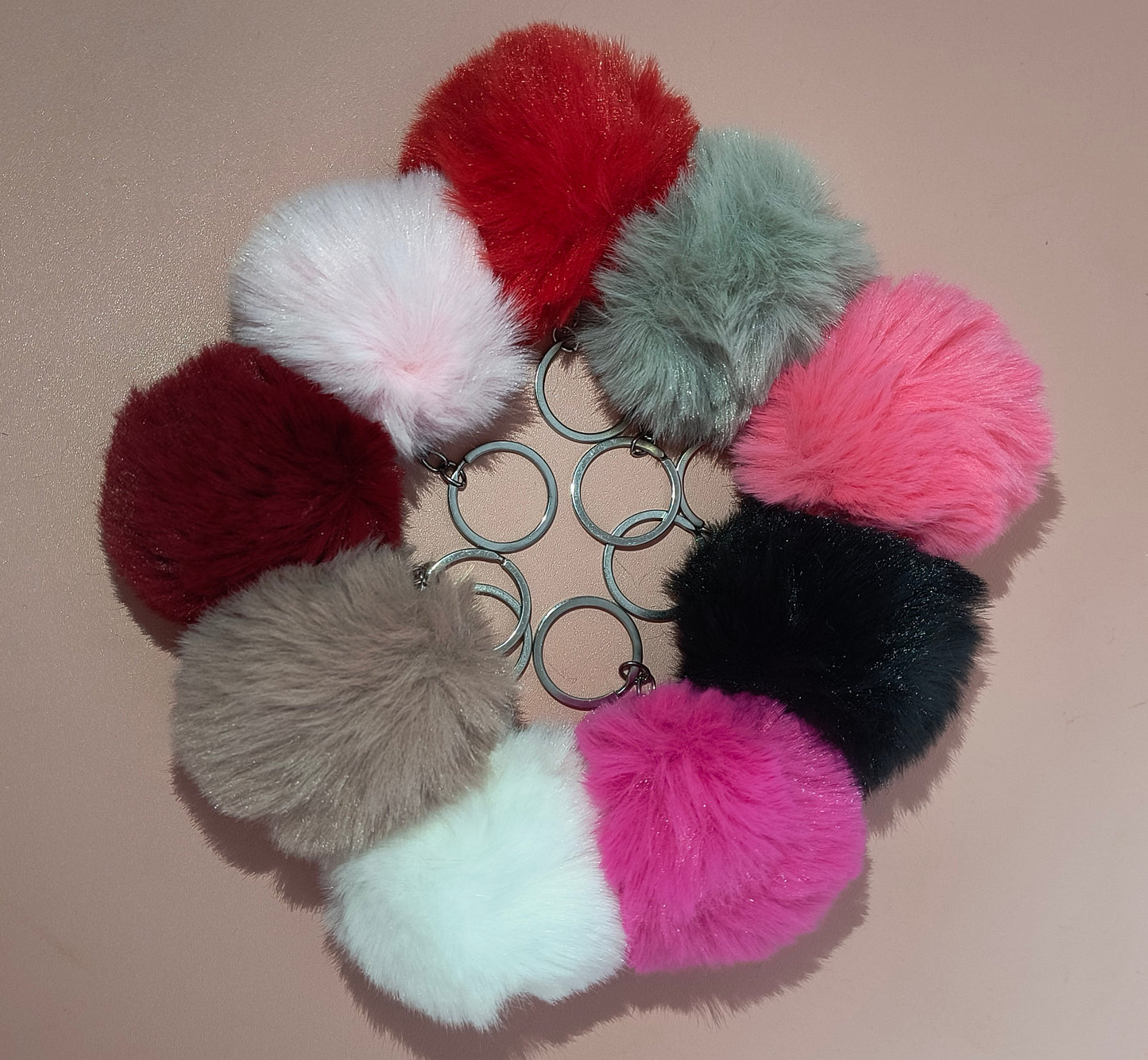 Llavero de Pompón Disponible en Diferentes Colores – Perfecto para Llaves o Decorar tu Bolso - tenemosturegalo.es