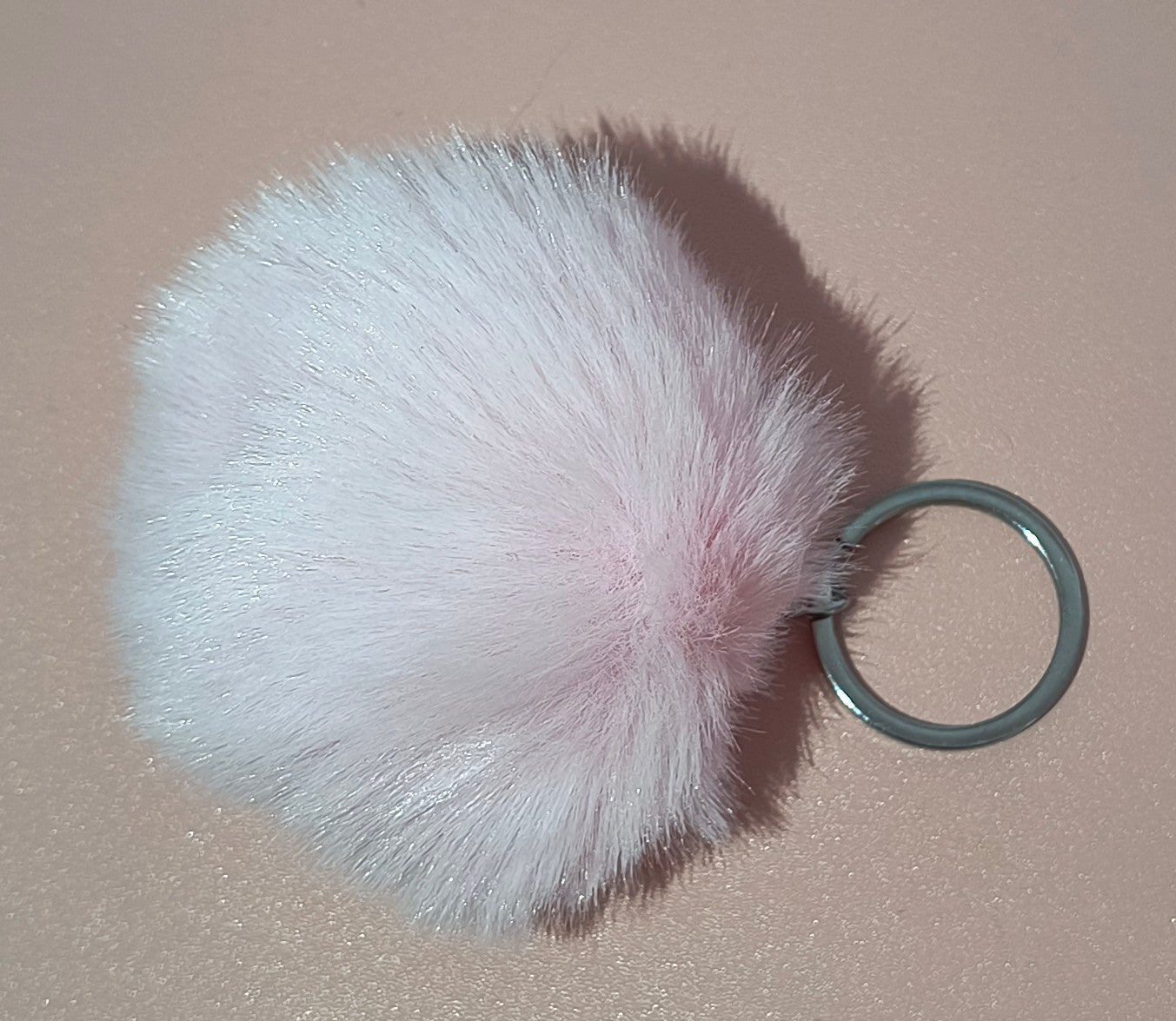Llavero de Pompón Disponible en Diferentes Colores – Perfecto para Llaves o Decorar tu Bolso - tenemosturegalo.es