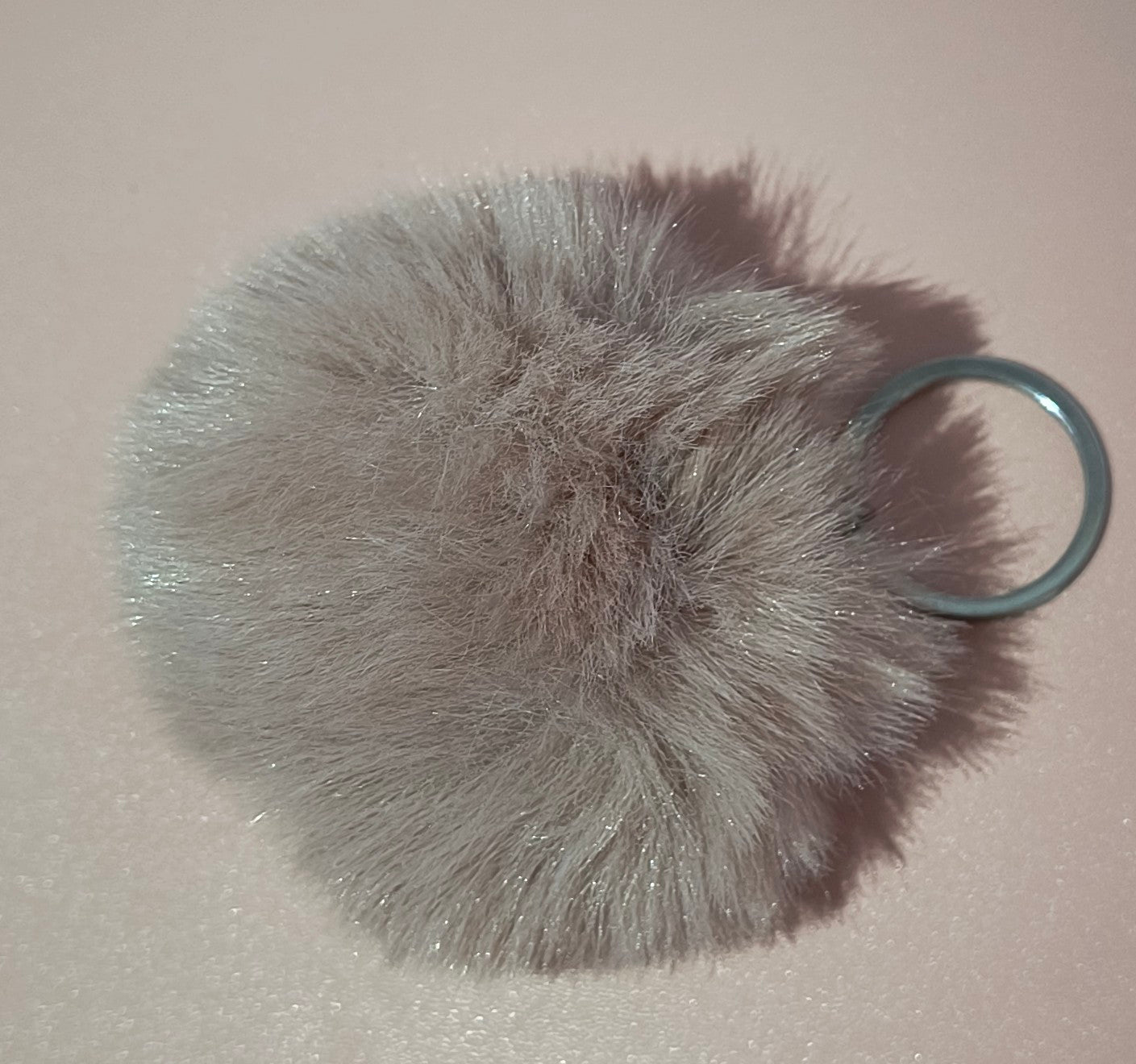Llavero de Pompón Disponible en Diferentes Colores – Perfecto para Llaves o Decorar tu Bolso - tenemosturegalo.es