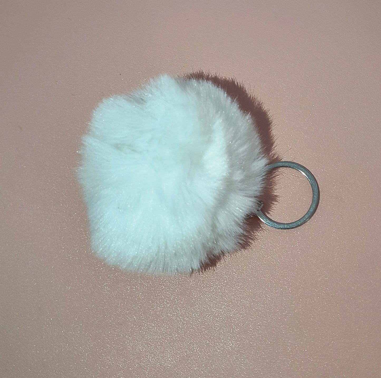 Llavero de Pompón Disponible en Diferentes Colores – Perfecto para Llaves o Decorar tu Bolso - tenemosturegalo.es