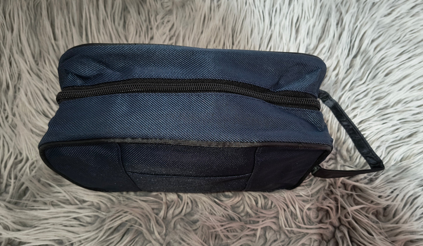 Neceser de Hombre con Asa y Bolsillo Delantero 26x16x9 – Práctico y Elegante en Azul Marino, Marrón, Verde Oscuro y Negro - tenemosturegalo.es