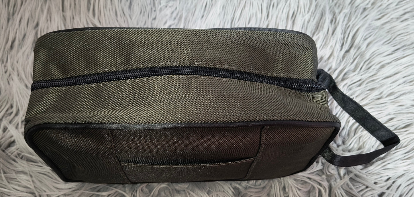 Neceser de Hombre con Asa y Bolsillo Delantero 26x16x9 – Práctico y Elegante en Azul Marino, Marrón, Verde Oscuro y Negro - tenemosturegalo.es