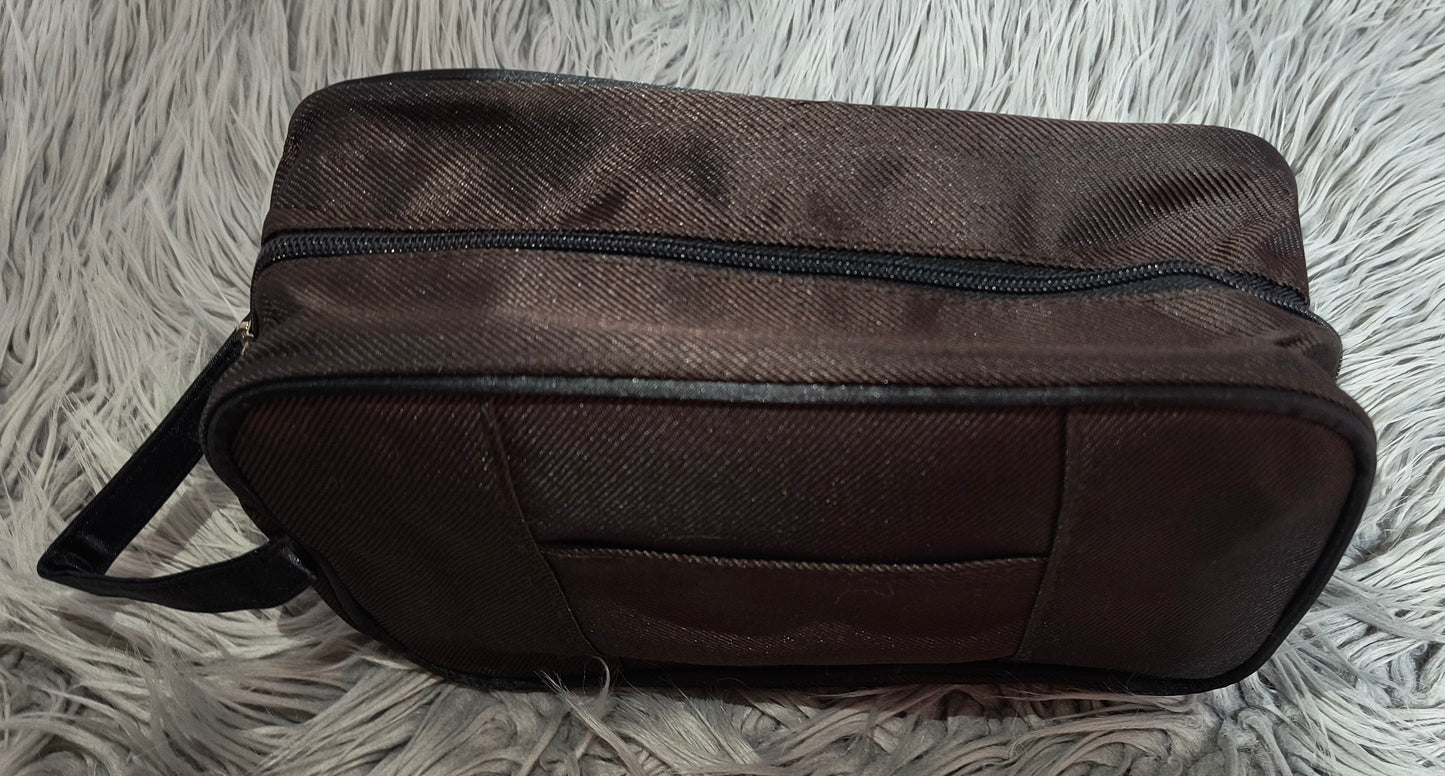 Neceser de Hombre con Asa y Bolsillo Delantero 26x16x9 – Práctico y Elegante en Azul Marino, Marrón, Verde Oscuro y Negro - tenemosturegalo.es