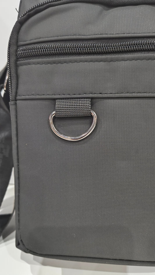 Bolso Bandolera de Hombre Negro con Cinta Ajustable y Múltiples Bolsillos 25x20x10 cm - tenemosturegalo.es