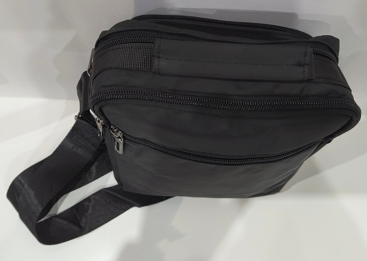 Bolso Bandolera de Hombre Negro con Cinta Ajustable y Múltiples Bolsillos 25x20x10 cm - tenemosturegalo.es