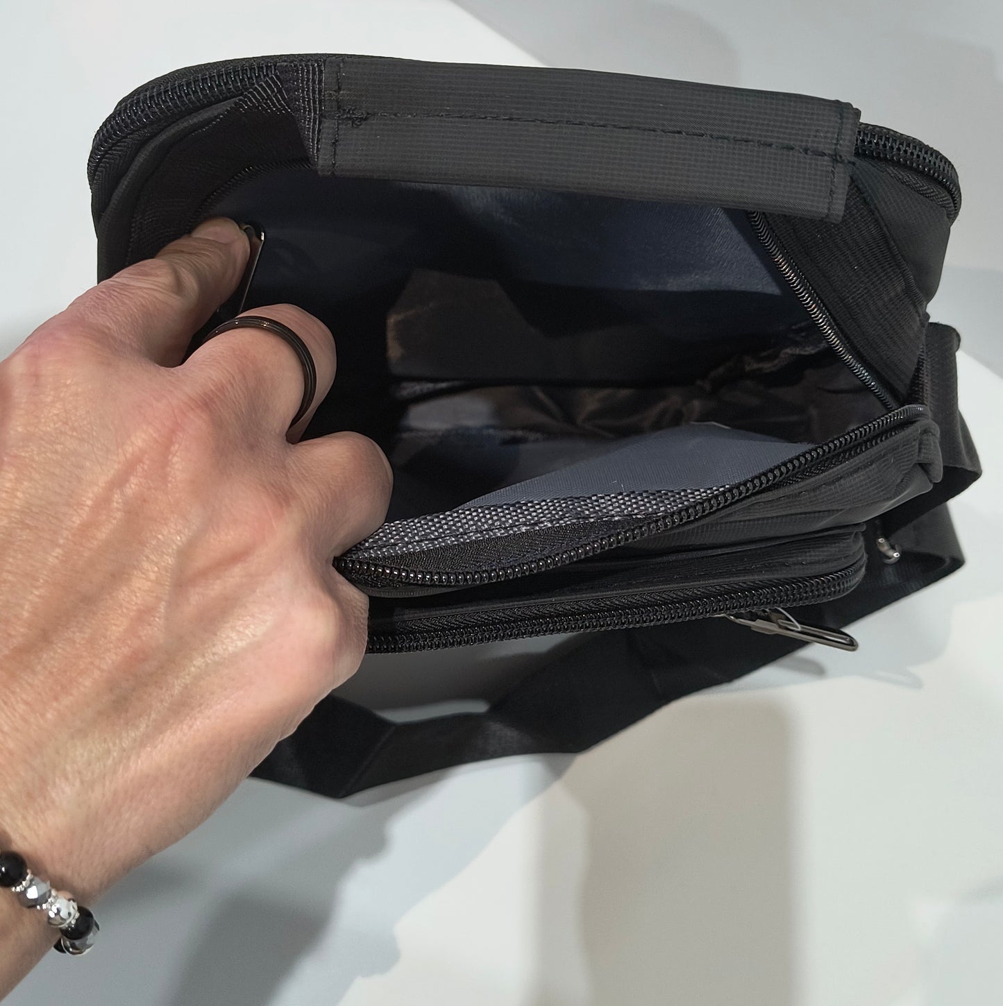 Bolso Bandolera de Hombre Negro con Cinta Ajustable y Múltiples Bolsillos 25x20x10 cm - tenemosturegalo.es