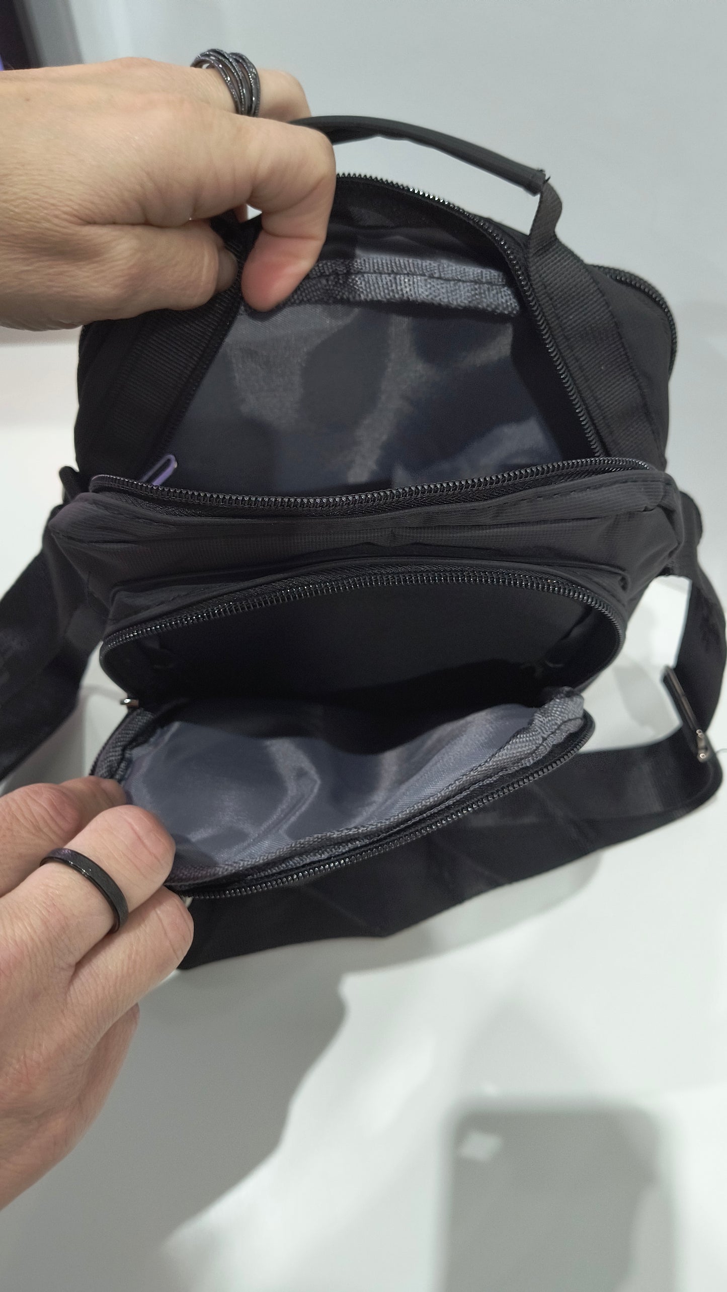 Bolso Bandolera de Hombre Negro con Cinta Ajustable y Múltiples Bolsillos 25x20x10 cm - tenemosturegalo.es