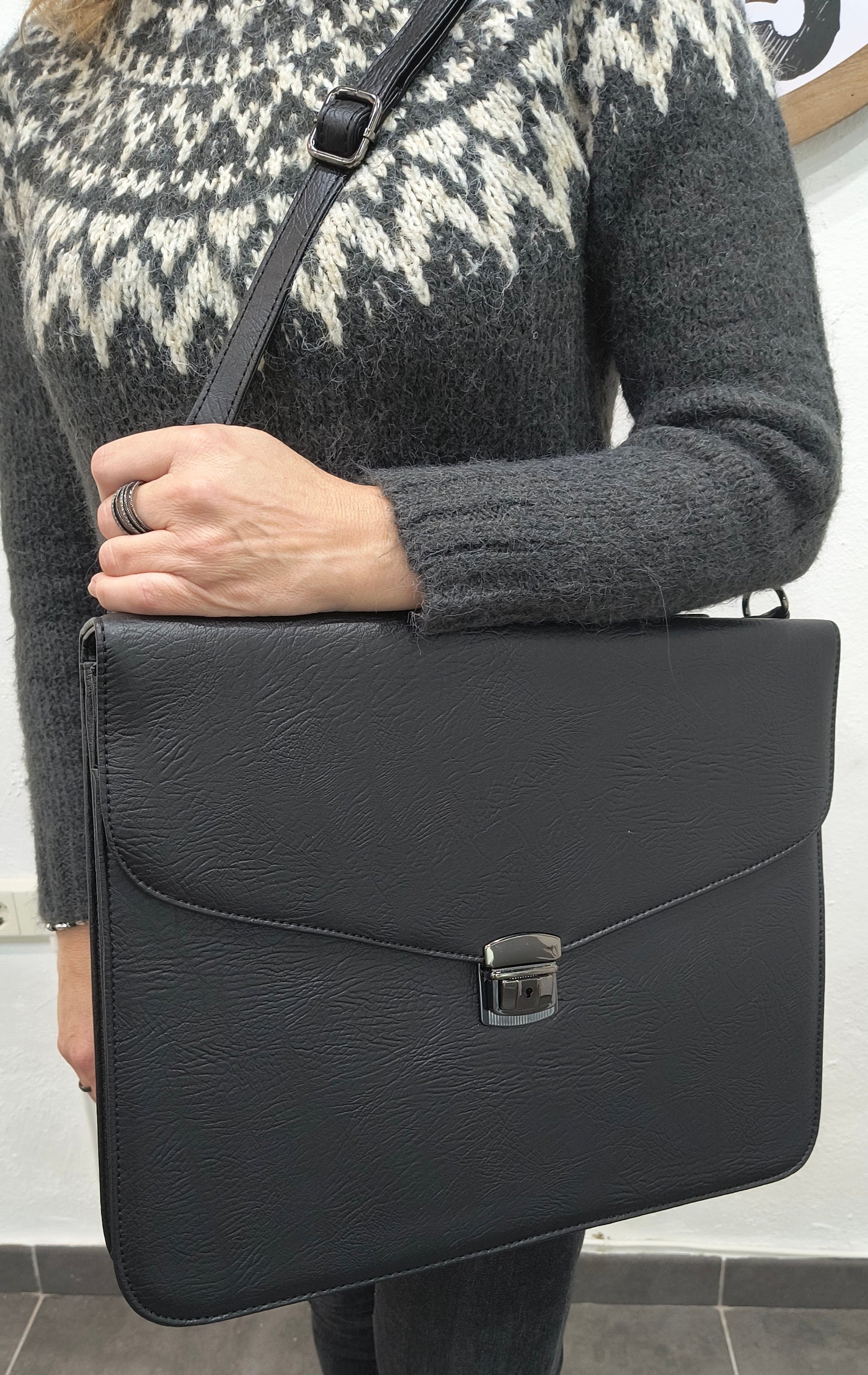 Maletín 40x33x10 cm Unisex Negro con Asa de Mano y Tira Ajustable - tenemosturegalo.es