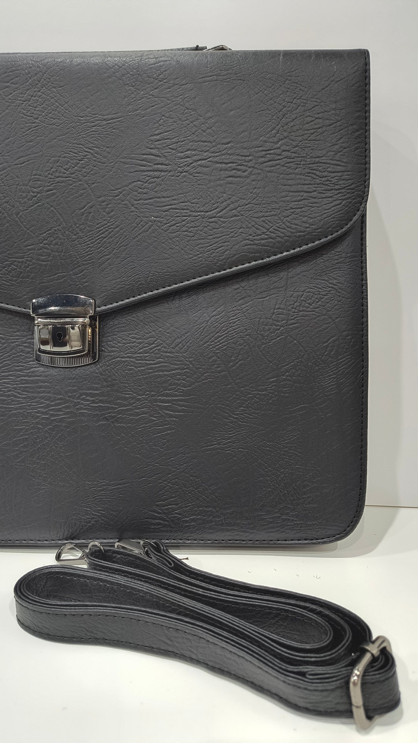 Maletín 40x33x10 cm Unisex Negro con Asa de Mano y Tira Ajustable - tenemosturegalo.es