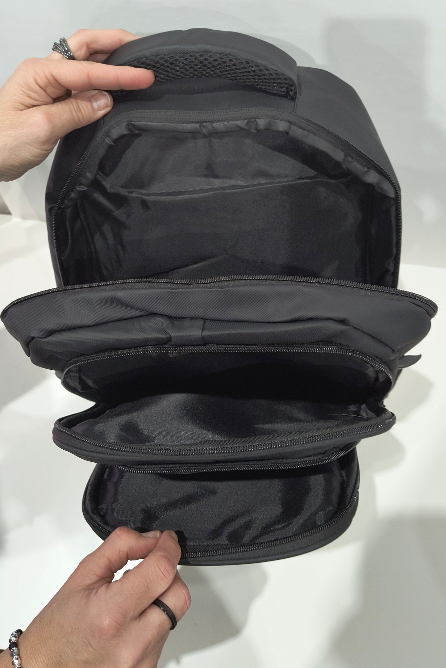 Mochila Unisex 46x40x14 cm Negra de Gran Capacidad con Múltiples Bolsillos y Espalda Acolchada - tenemosturegalo.es