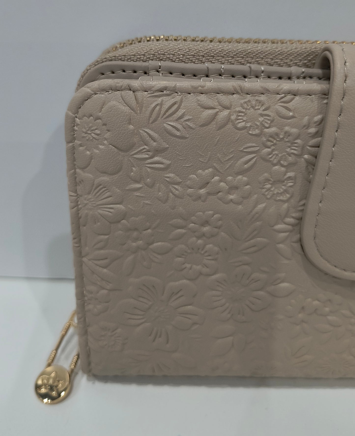 Monedero Cartera de Mujer con Relieve de Flores - Color Beige, Compacto y Funcional (12x9x3 cm) - tenemosturegalo.es