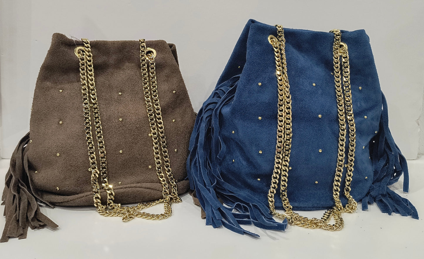 Bolso Saca Mini 20*21*14 disponible en color Azul y Taupe de Piel Serraje con Flecos y Tachas – Un Toque de Elegancia y Estilo Único