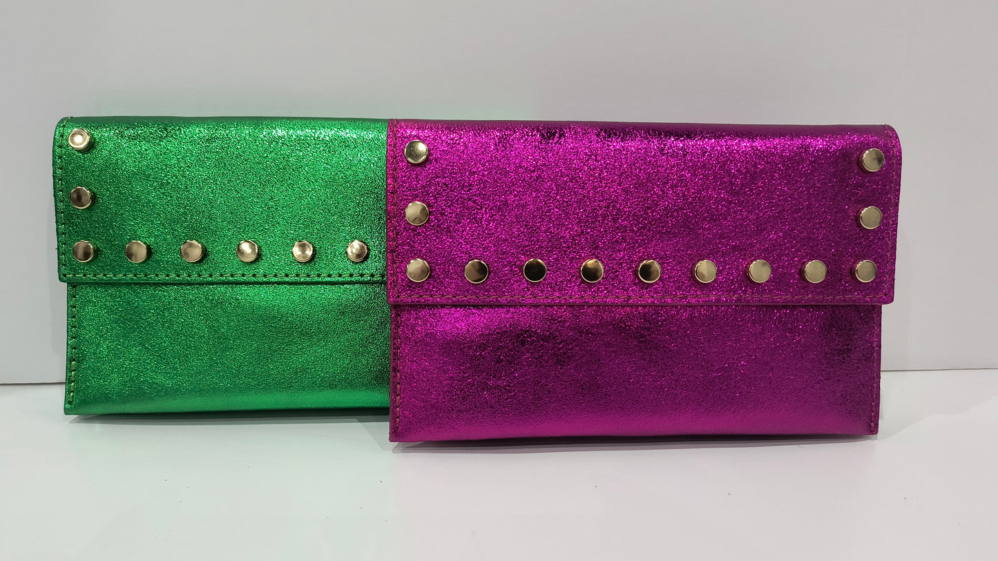 Mini Clutch de Piel 20*12*2 cm disponible en color Verde y Fucsia Brillo con Tachas – Glamour y Estilo Exclusivo para Cualquier Ocasión