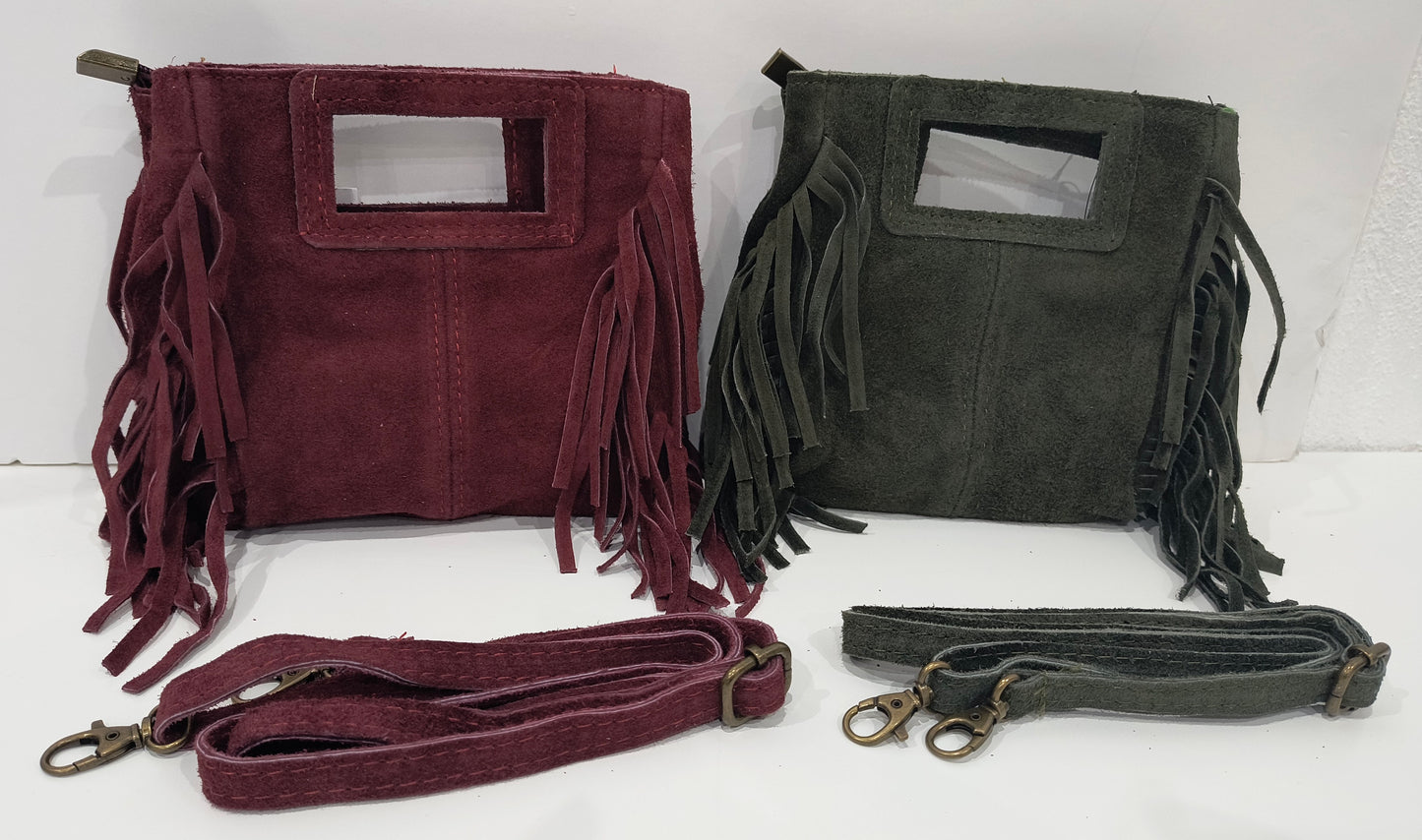 Bolso bandolera de Piel Serraje 18*18*5 cm disponible en Color Taupe oscuro, Verde caqui oscuro y Granate Oscuro con Flecos – Estilo Sofisticado y Versatilidad