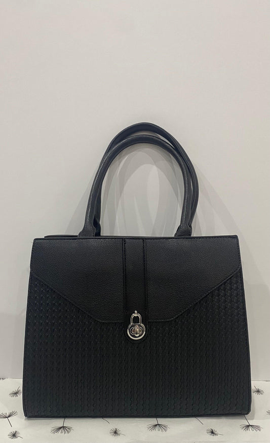 Bolso bandolera disponible en color negro y blanco – Elegancia y versatilidad para tu día a día - tenemosturegalo.es