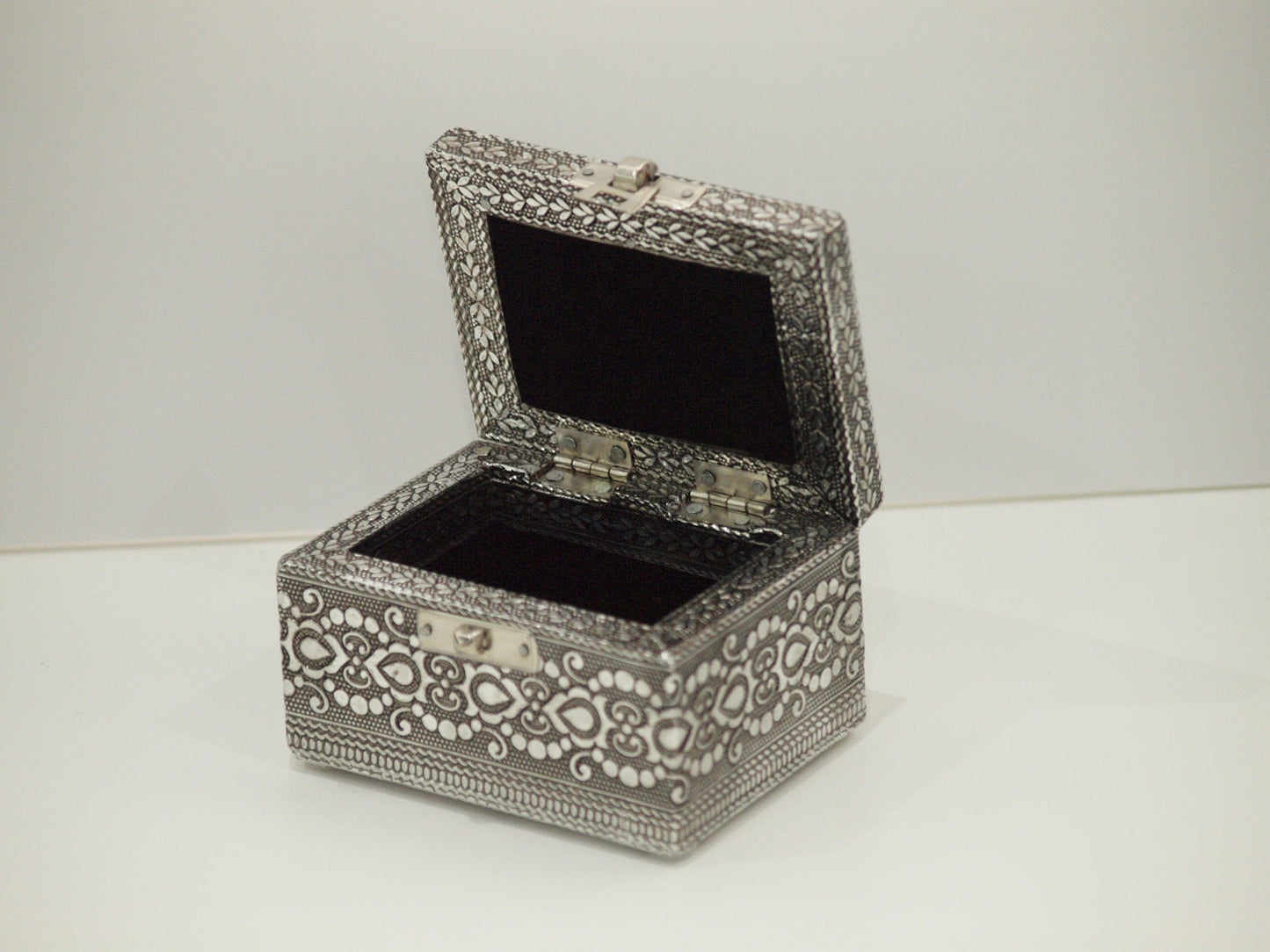 Joyero baúl de metal en color plata 10*6*7,5– Elegancia y sofisticación para tus tesoros - tenemosturegalo.es