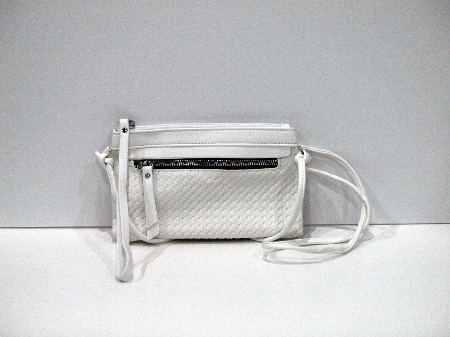 Bandolera pequeña disponible en color negro y blanco – Elegancia y comodidad en un diseño compacto - tenemosturegalo.es