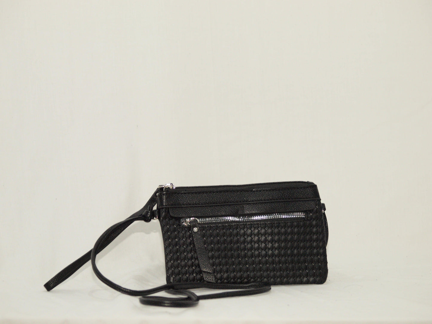 Bandolera pequeña disponible en color negro y blanco – Elegancia y comodidad en un diseño compacto - tenemosturegalo.es