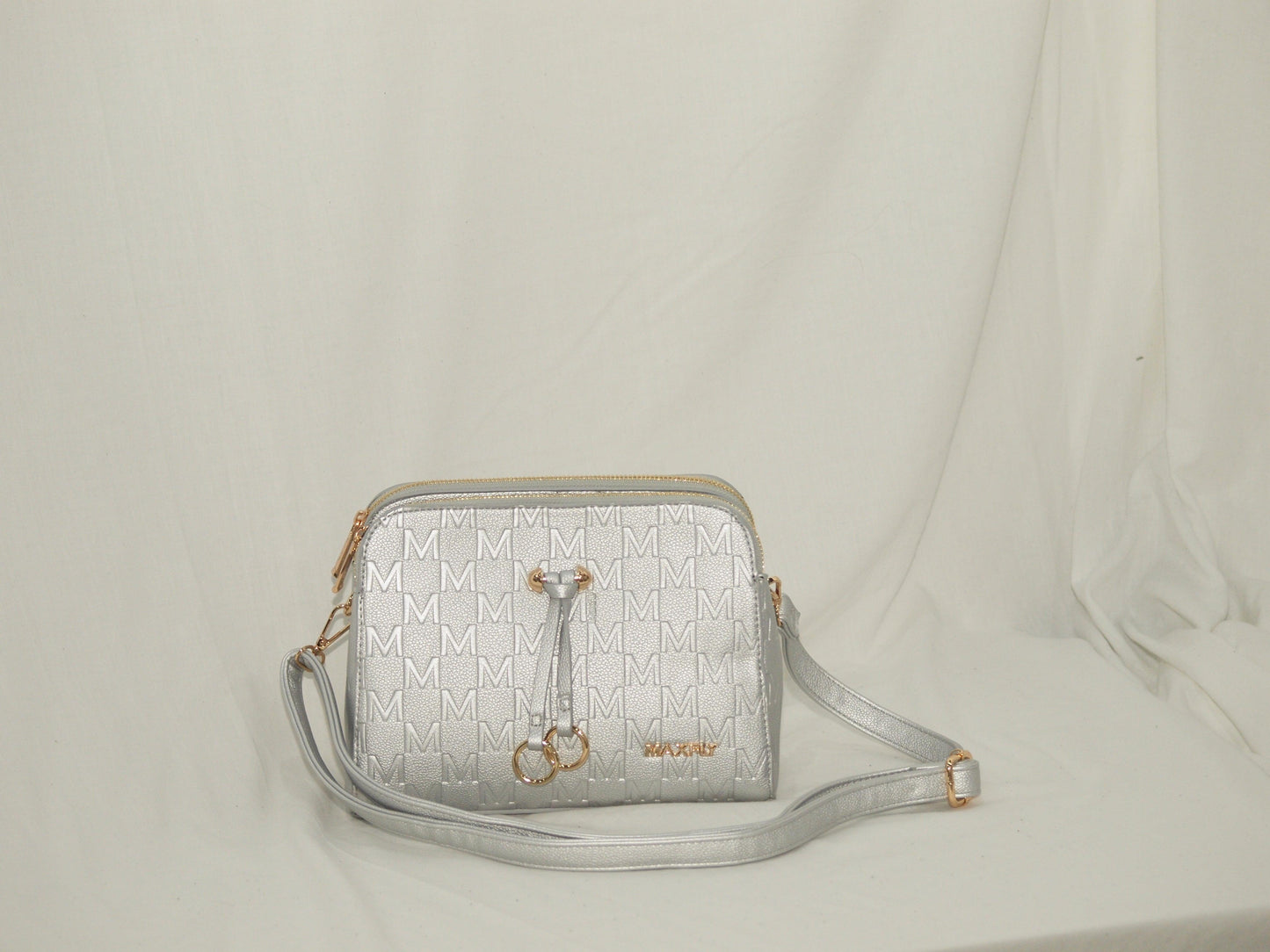 Bolso bandolera plata con tres cremalleras – Estilo, organización y comodidad en un solo accesorio - tenemosturegalo.es