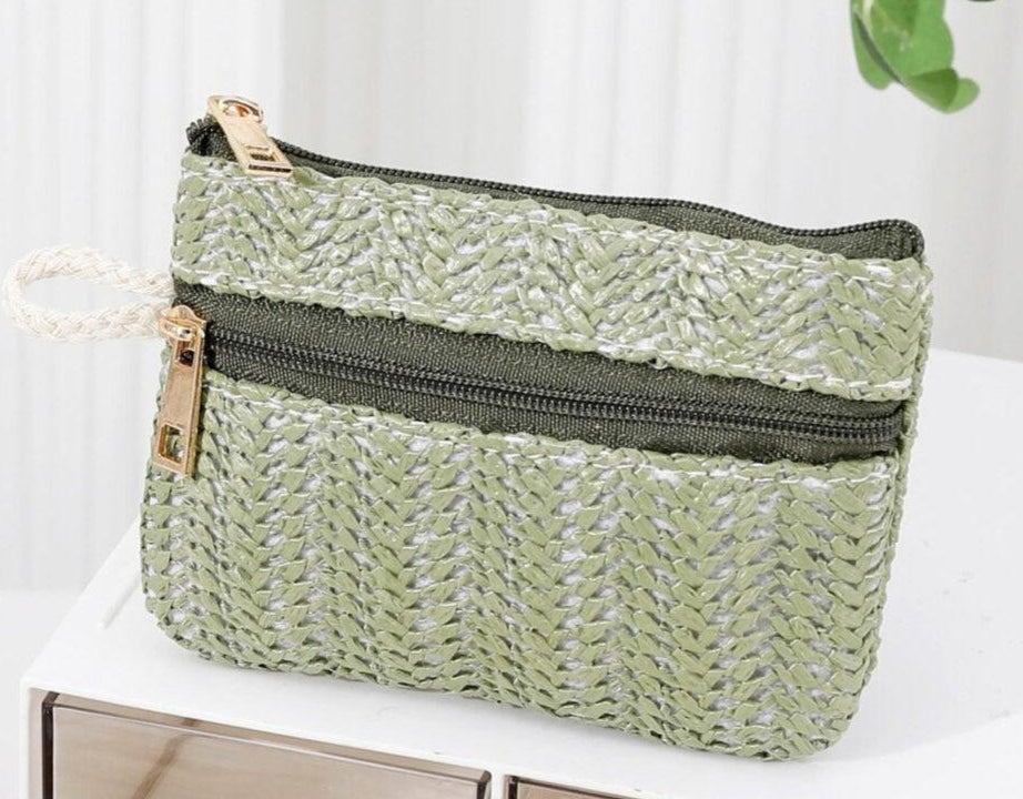 Monedero 12*9 tela estilo rafia con Dos Cremalleras disponible en color beige, marrón claro, verde, azul y blanco. Funcionalidad y Estilo en un Solo Accesorio - tenemosturegalo.es