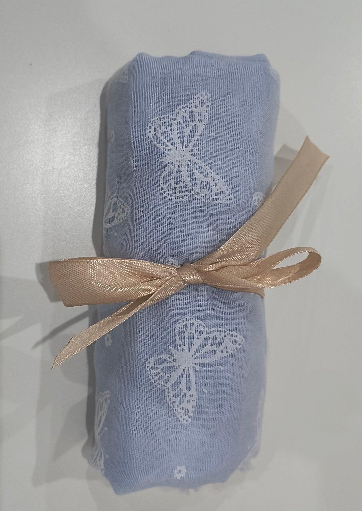 Fular de color con Mariposas disponible en varios colores: Elegancia y Estilo para Cada Ocasión. - tenemosturegalo.es