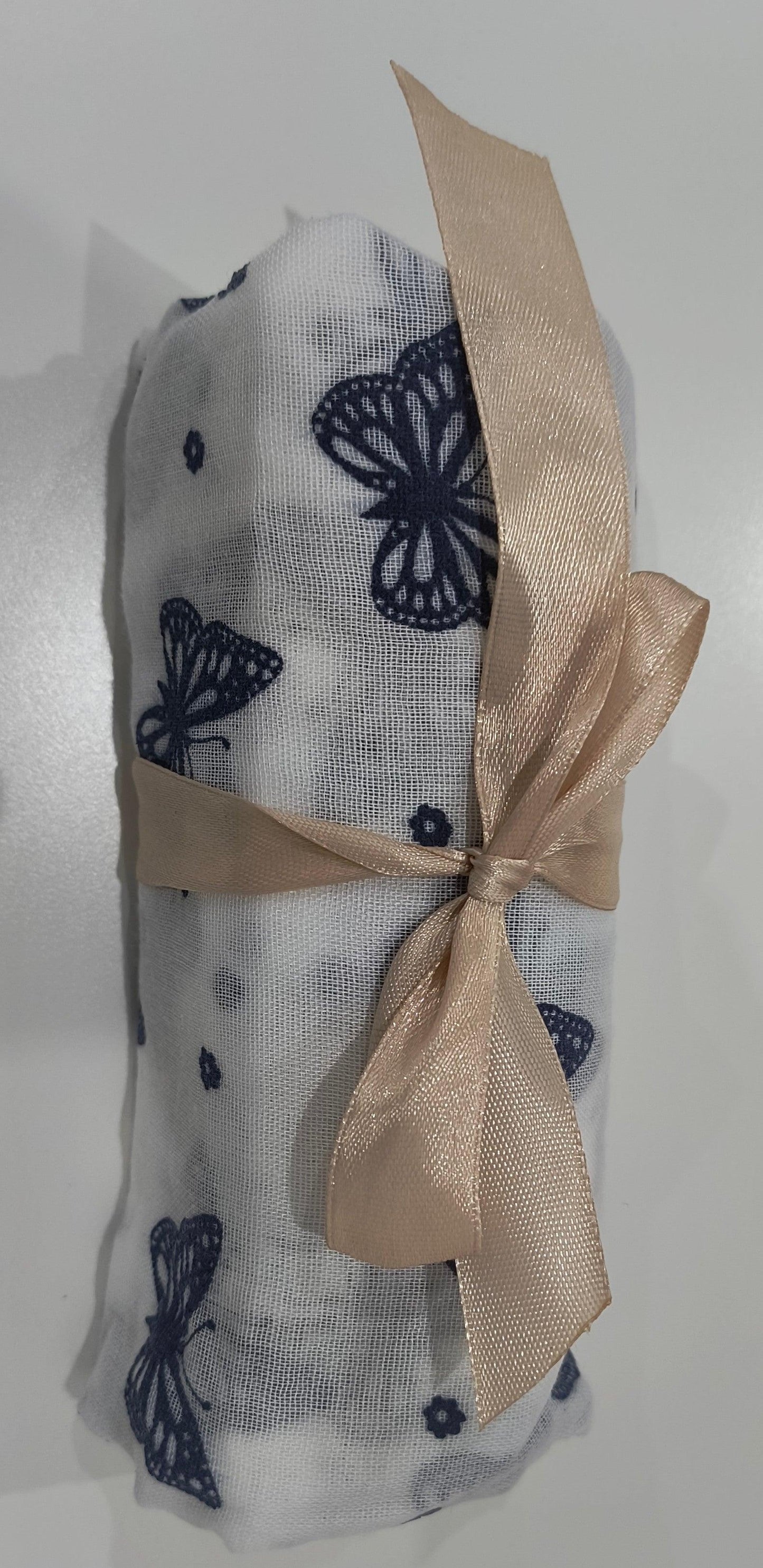 Fular de color con Mariposas disponible en varios colores: Elegancia y Estilo para Cada Ocasión. - tenemosturegalo.es