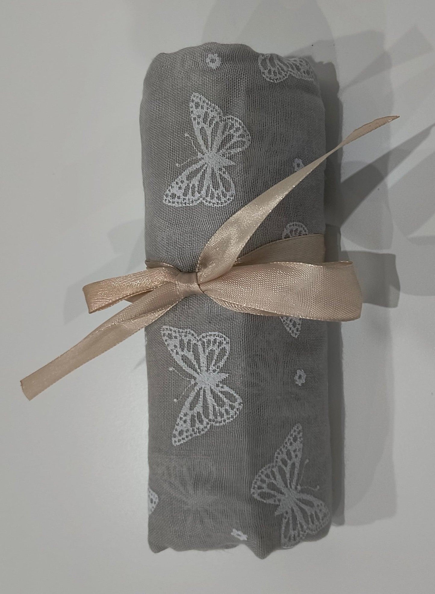 Fular de color con Mariposas disponible en varios colores: Elegancia y Estilo para Cada Ocasión. - tenemosturegalo.es