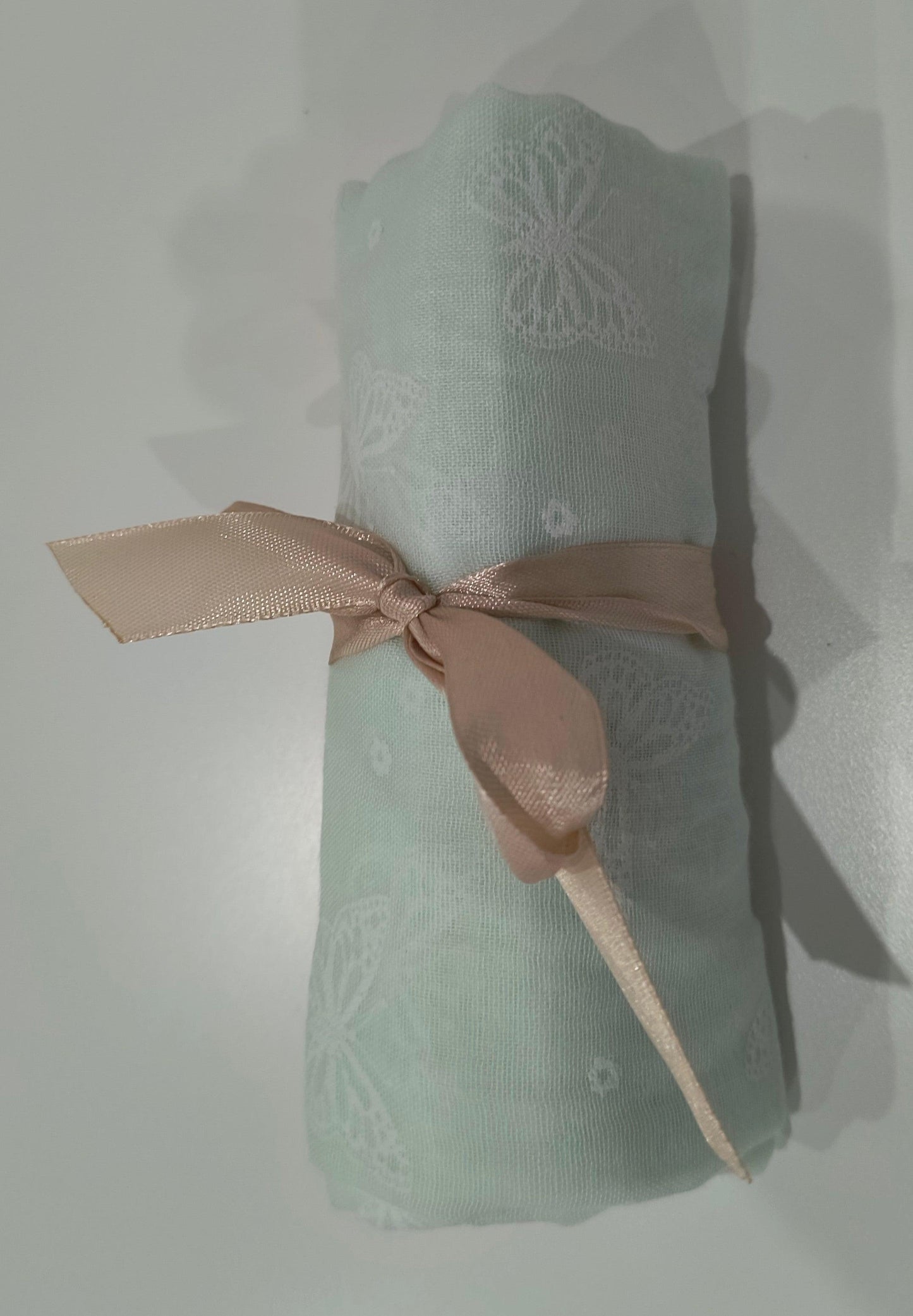 Fular de color con Mariposas disponible en varios colores: Elegancia y Estilo para Cada Ocasión. - tenemosturegalo.es
