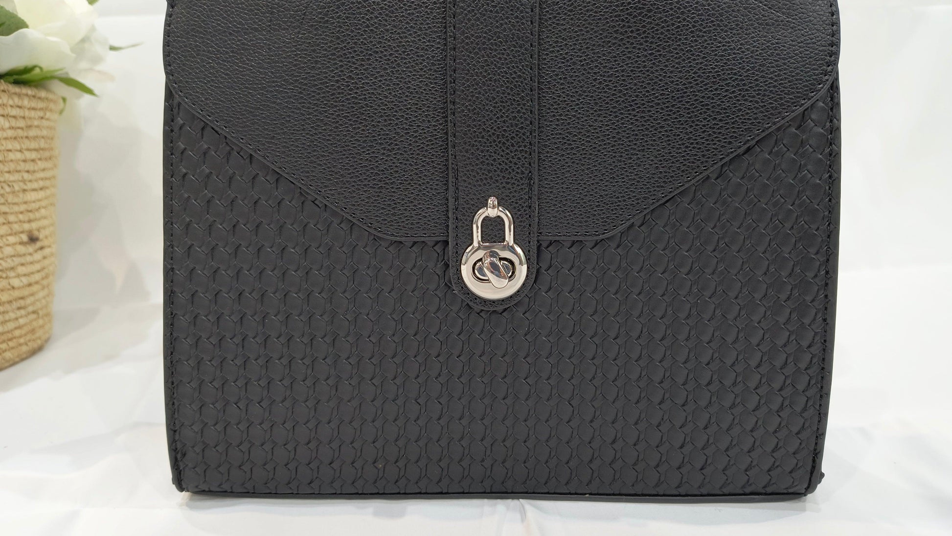 Bolso Ancho 25cm Alto 20cm Profundo 8cm disponible en color Negro y Blanco con Opción a Bandolera – Elegancia y Versatilidad en un Solo Accesorio - tenemosturegalo.es