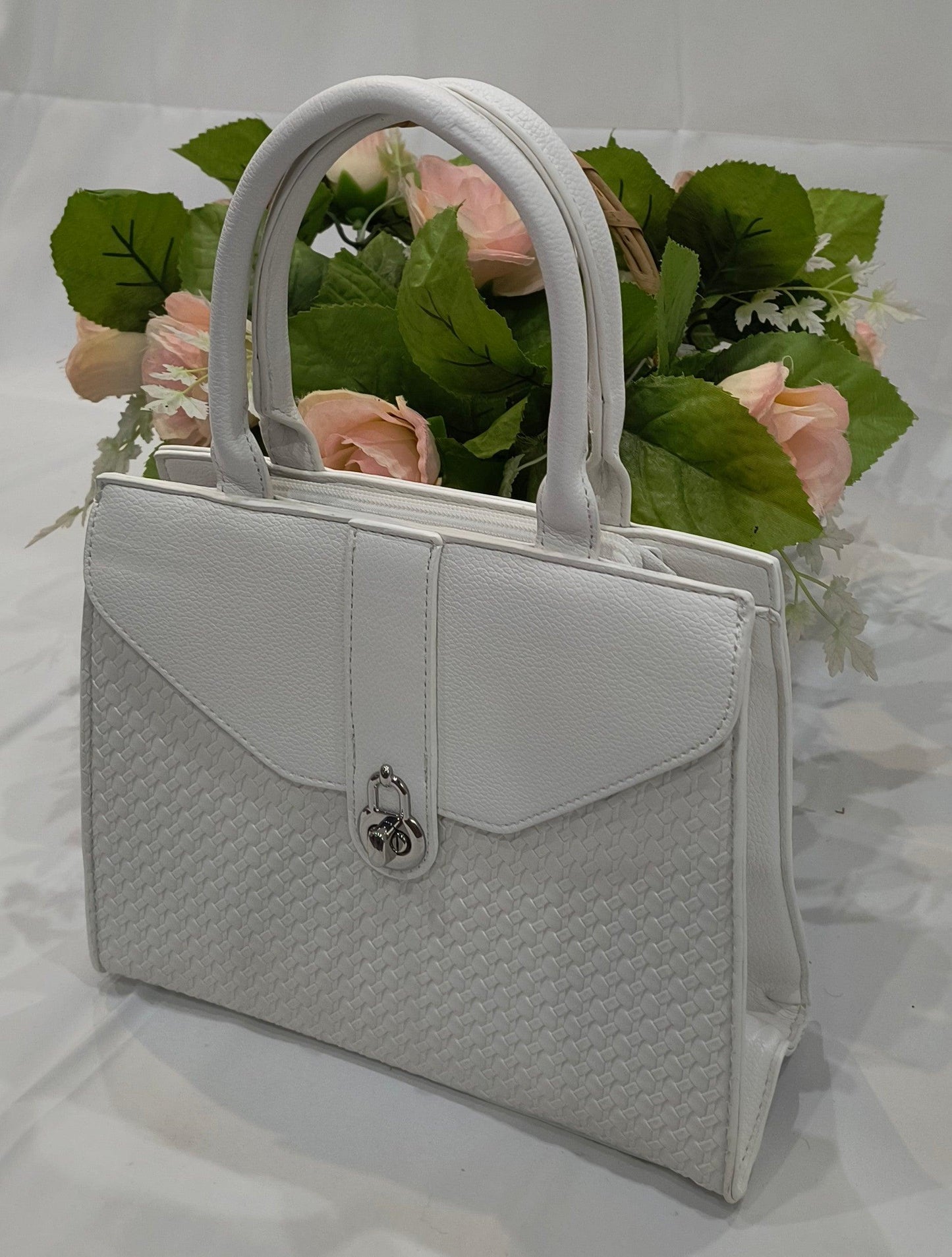 Bolso Ancho 25cm Alto 20cm Profundo 8cm disponible en color Negro y Blanco con Opción a Bandolera – Elegancia y Versatilidad en un Solo Accesorio - tenemosturegalo.es