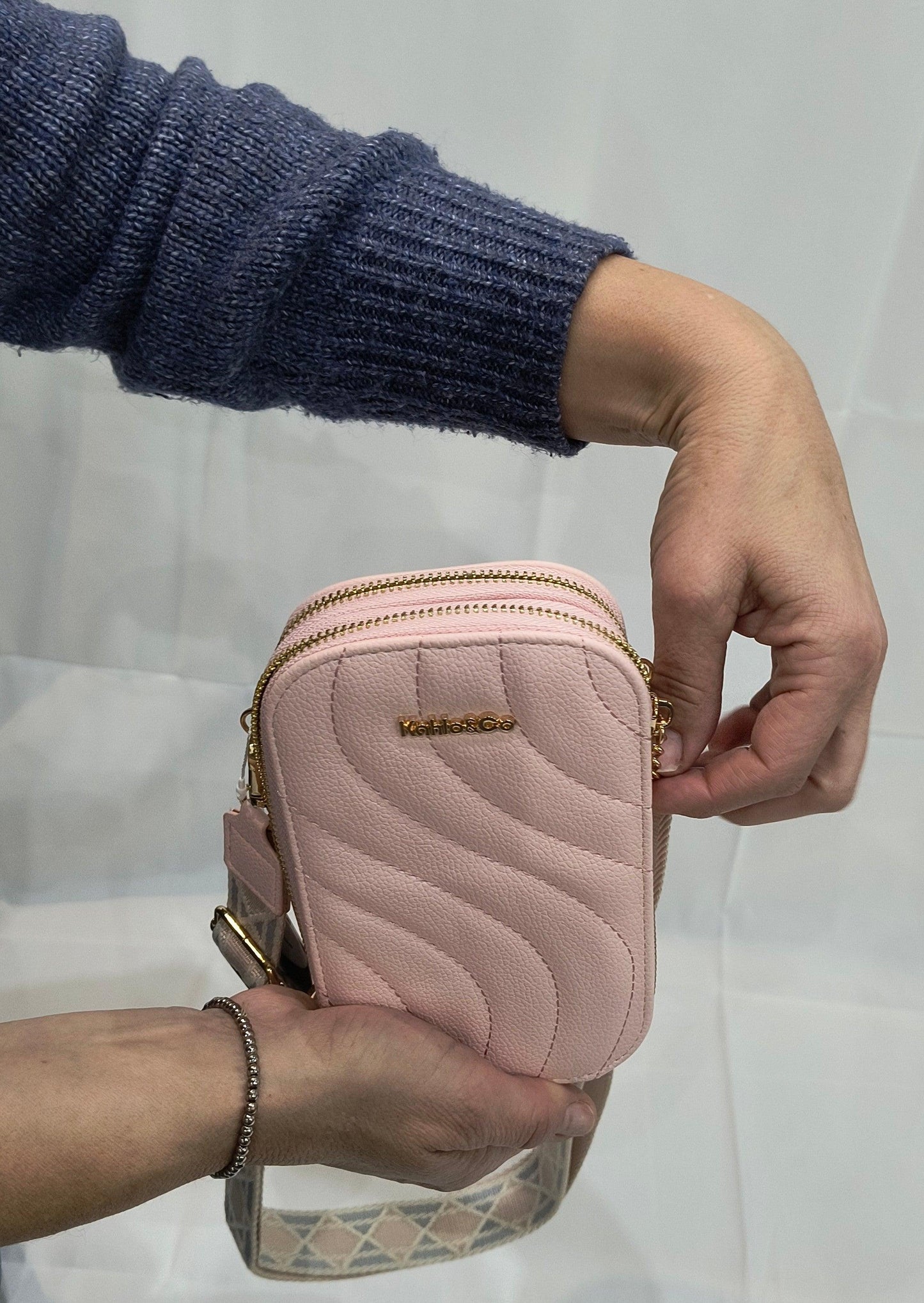 Bolso Bandolera Portamóvil 11x18x4,5cm Rosa con Doble Cremallera: Estilo y Funcionalidad para tu Día a Día. - tenemosturegalo.es