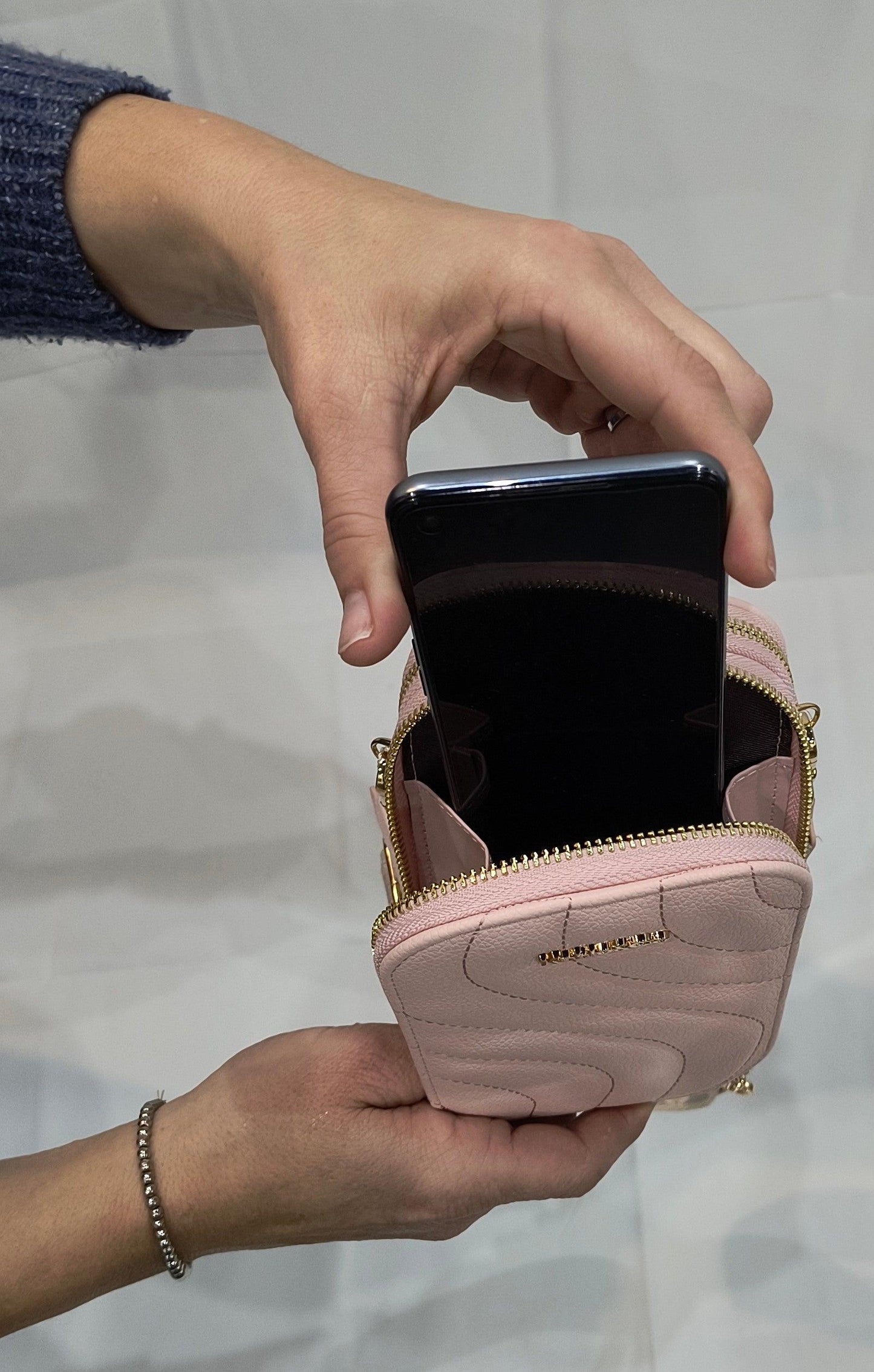 Bolso Bandolera Portamóvil 11x18x4,5cm Rosa con Doble Cremallera: Estilo y Funcionalidad para tu Día a Día. - tenemosturegalo.es