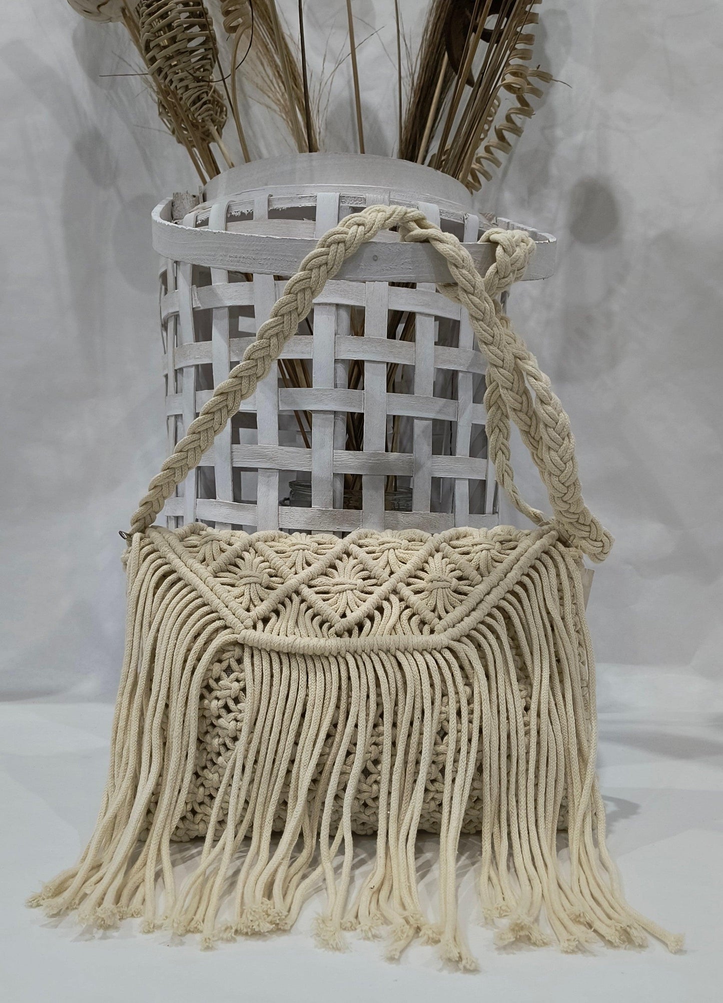 Bolso Bandolera 28*20 disponible en color Taupe y Beige con Solapa y Flecos – Estilo Natural y Sofisticado - tenemosturegalo.es