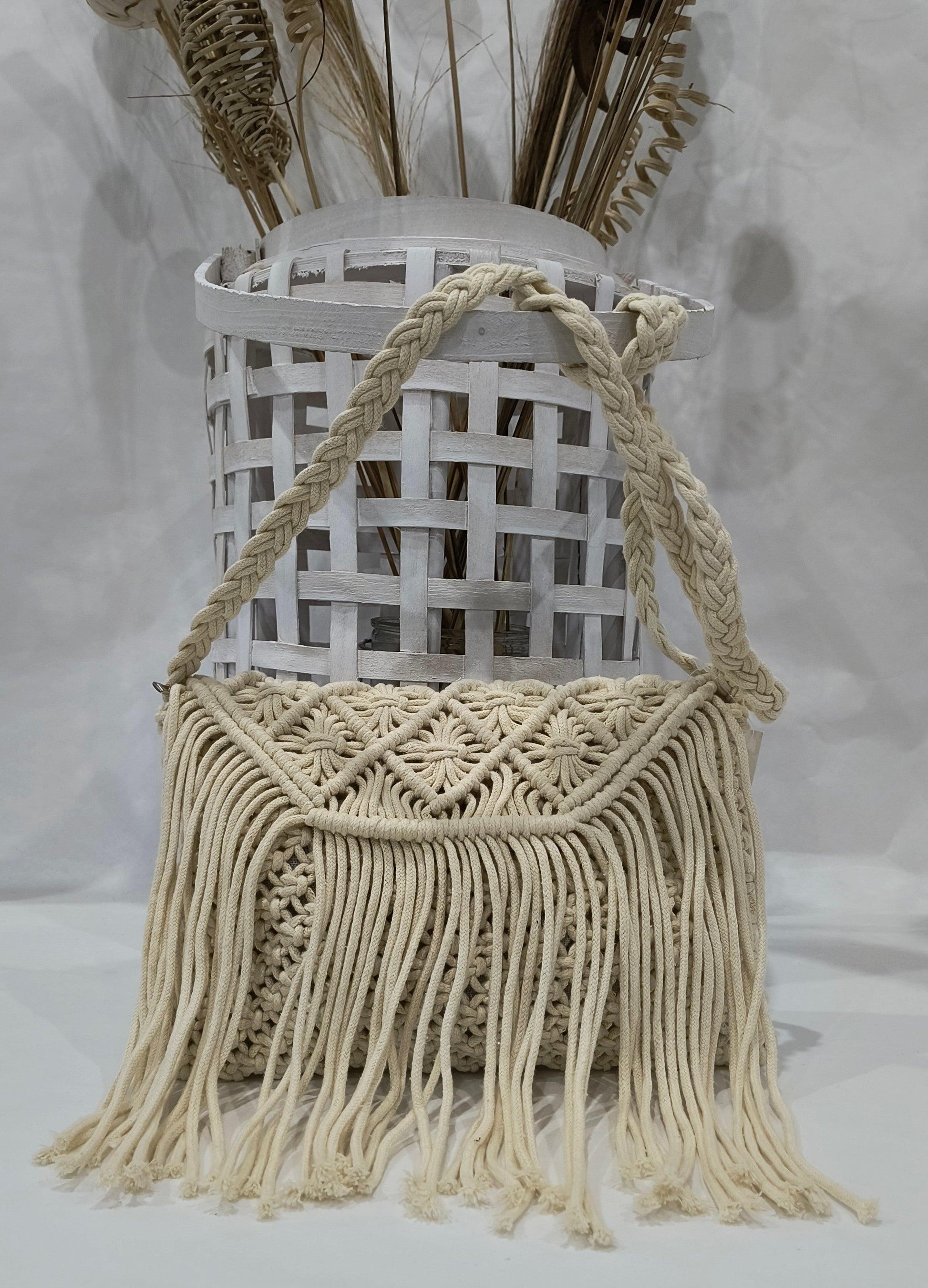 Bolso Bandolera 28*20 disponible en color Taupe y Beige con Solapa y Flecos – Estilo Natural y Sofisticado - tenemosturegalo.es