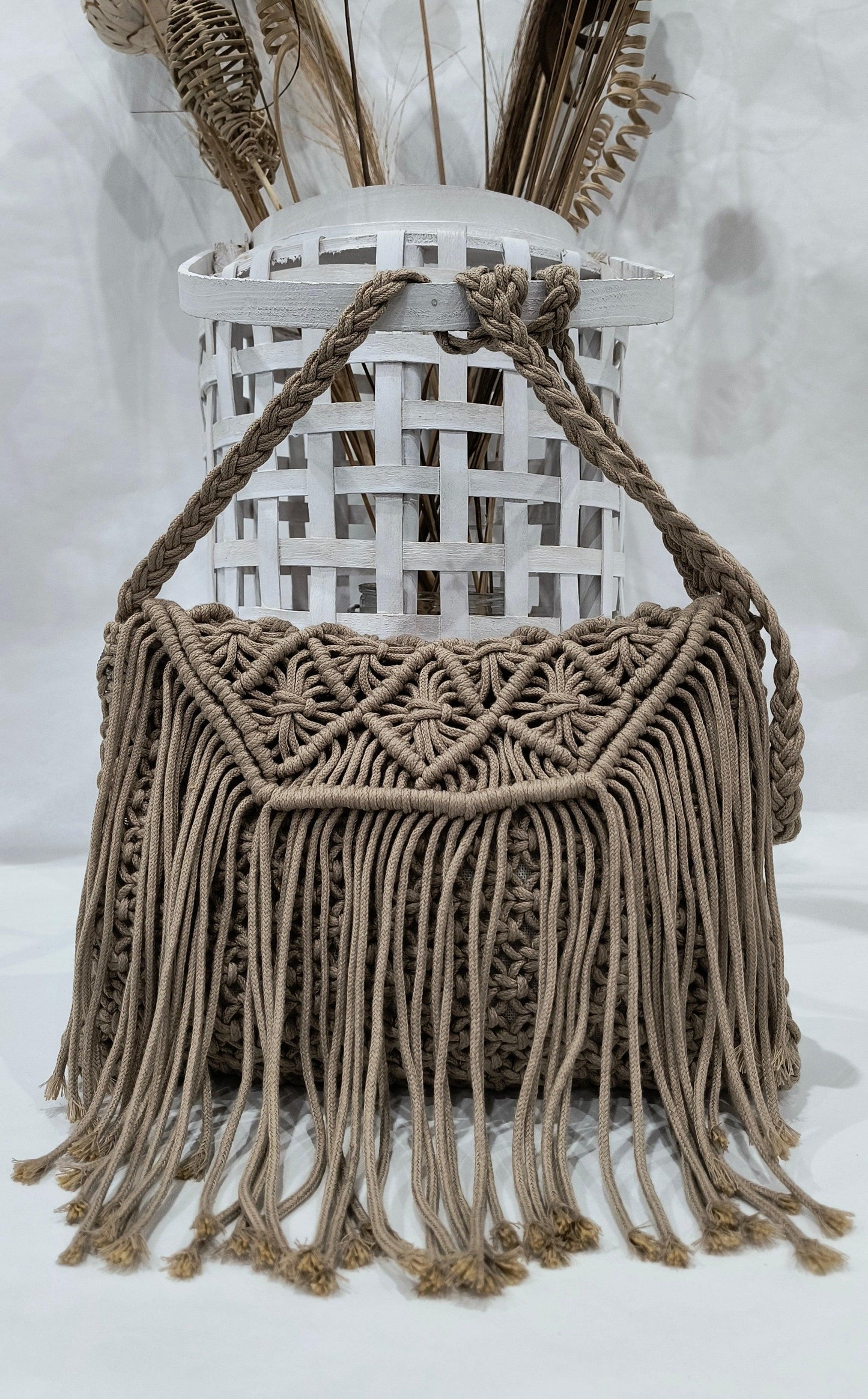 Bolso Bandolera 28*20 disponible en color Taupe y Beige con Solapa y Flecos – Estilo Natural y Sofisticado - tenemosturegalo.es