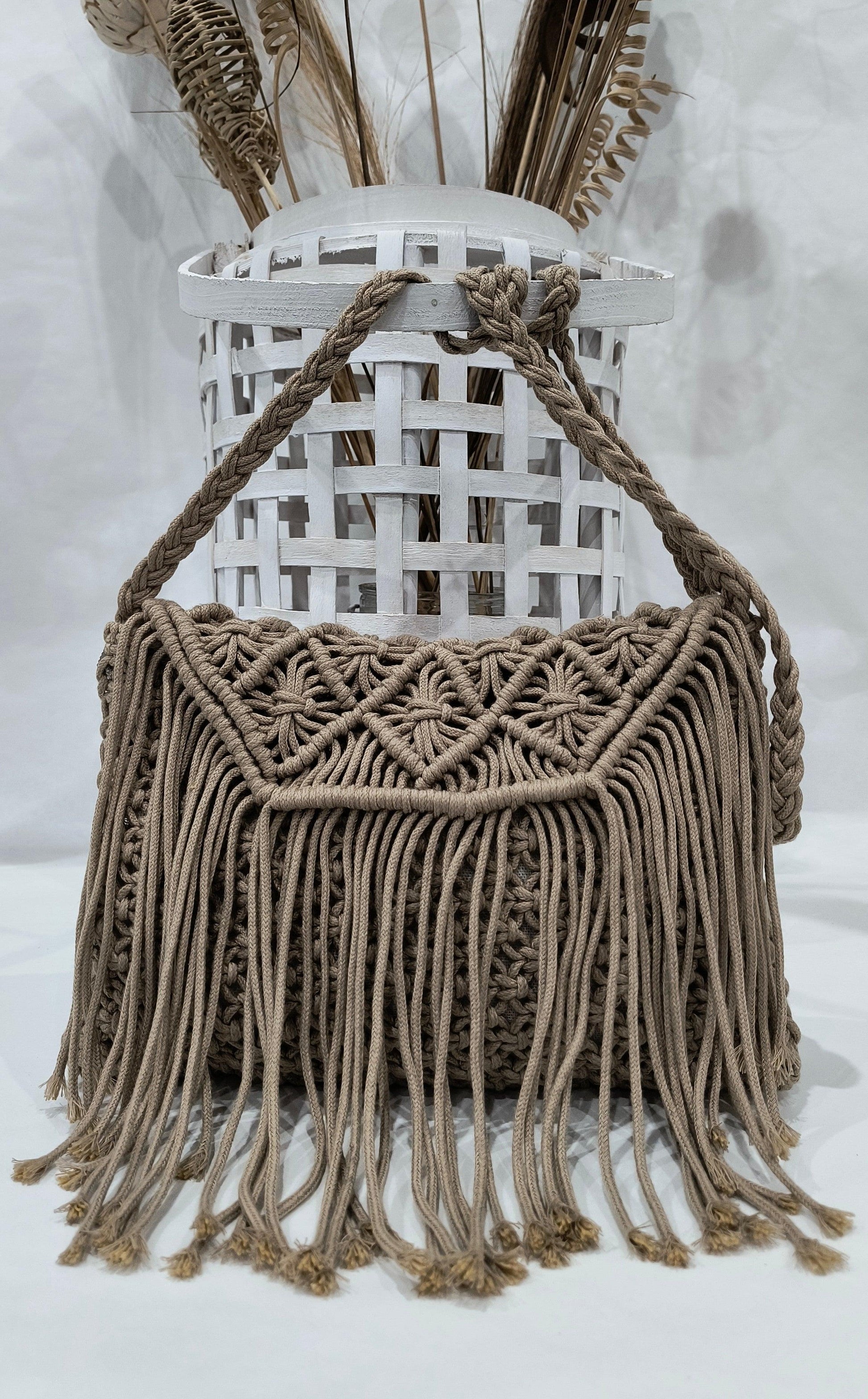 Bolso Bandolera 28*20 disponible en color Taupe y Beige con Solapa y Flecos – Estilo Natural y Sofisticado - tenemosturegalo.es