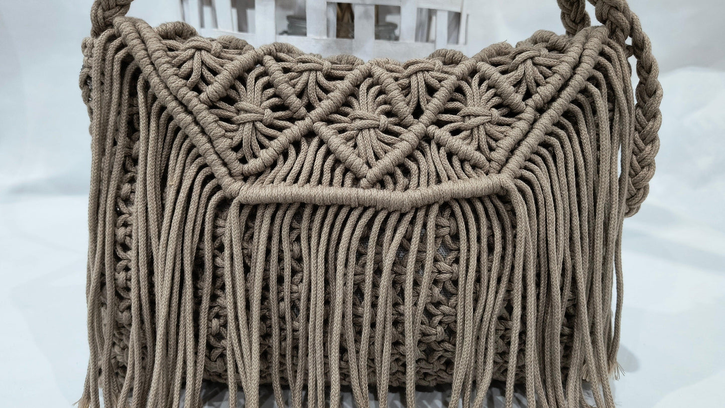 Bolso Bandolera 28*20 disponible en color Taupe y Beige con Solapa y Flecos – Estilo Natural y Sofisticado - tenemosturegalo.es