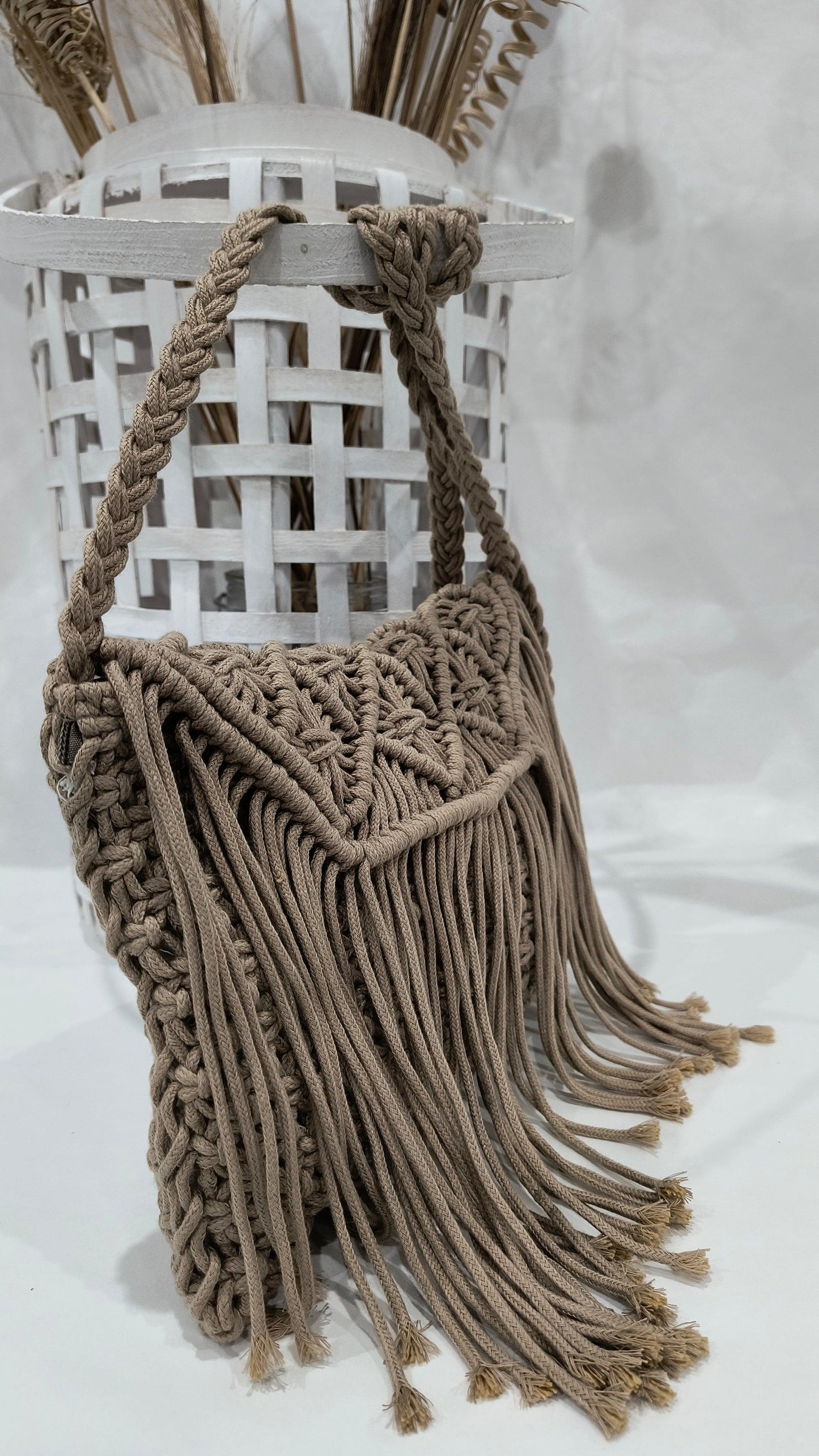 Bolso Bandolera 28*20 disponible en color Taupe y Beige con Solapa y Flecos – Estilo Natural y Sofisticado - tenemosturegalo.es
