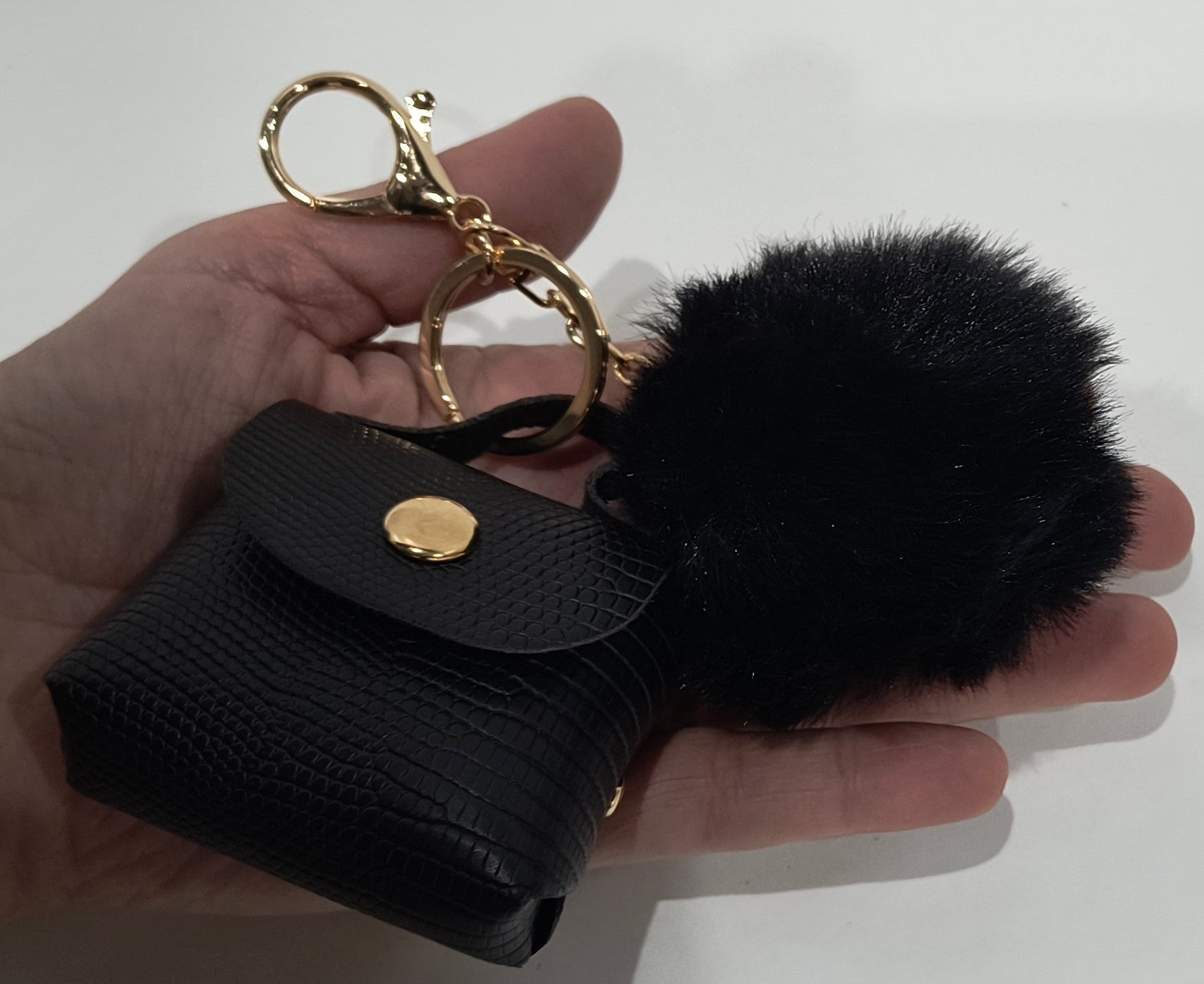 Llavero Dorado con Pompón y Mini Bolsito de Piel Imitación Cocodrilo Negro - tenemosturegalo.es