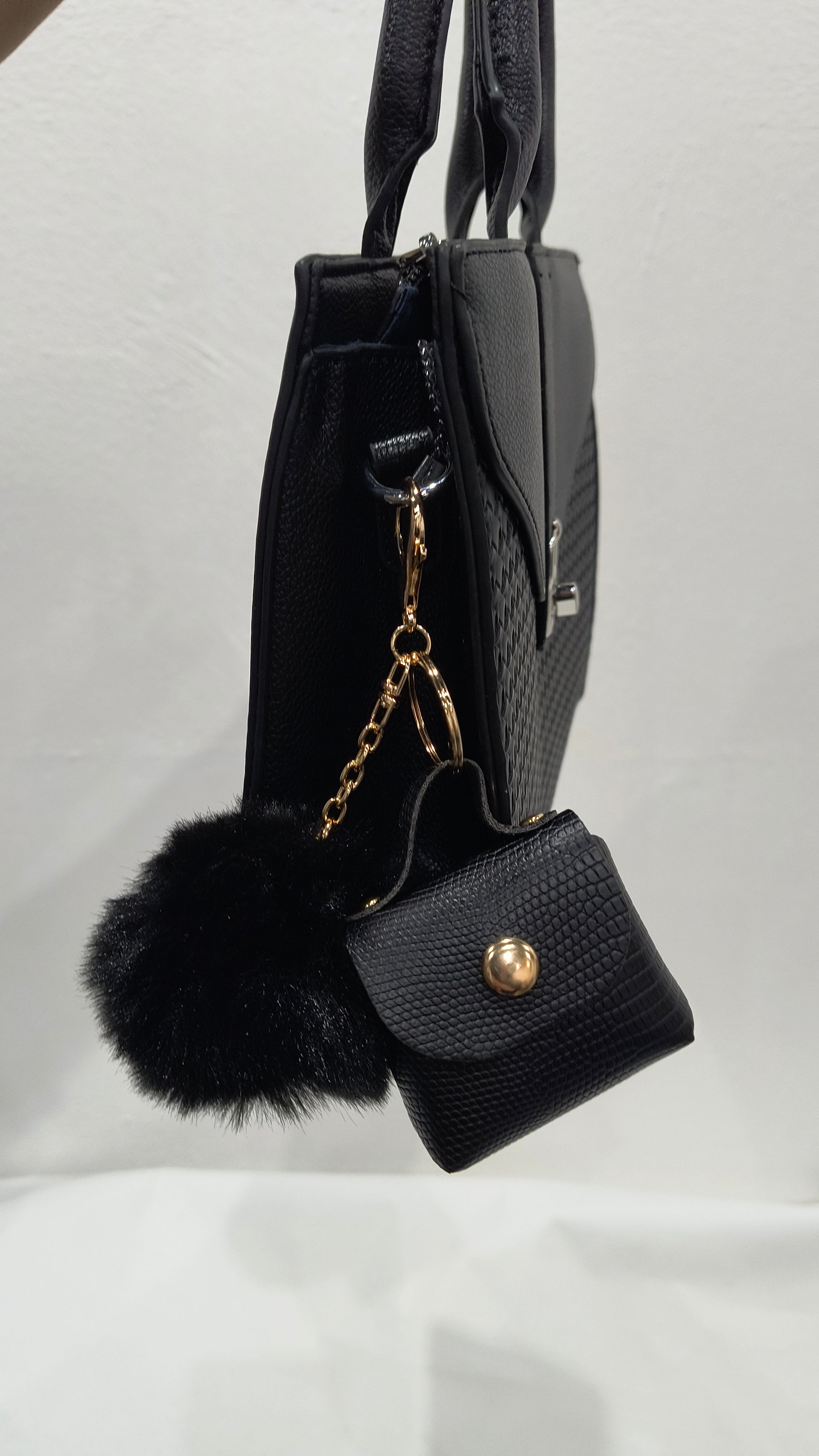 Llavero Dorado con Pompón y Mini Bolsito de Piel Imitación Cocodrilo Negro - tenemosturegalo.es