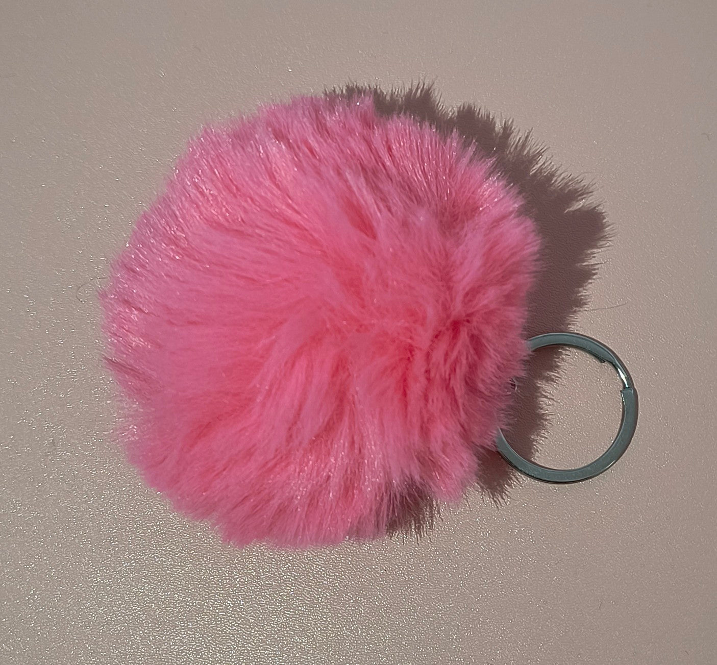 Llavero de Pompón Disponible en Diferentes Colores – Perfecto para Llaves o Decorar tu Bolso - tenemosturegalo.es